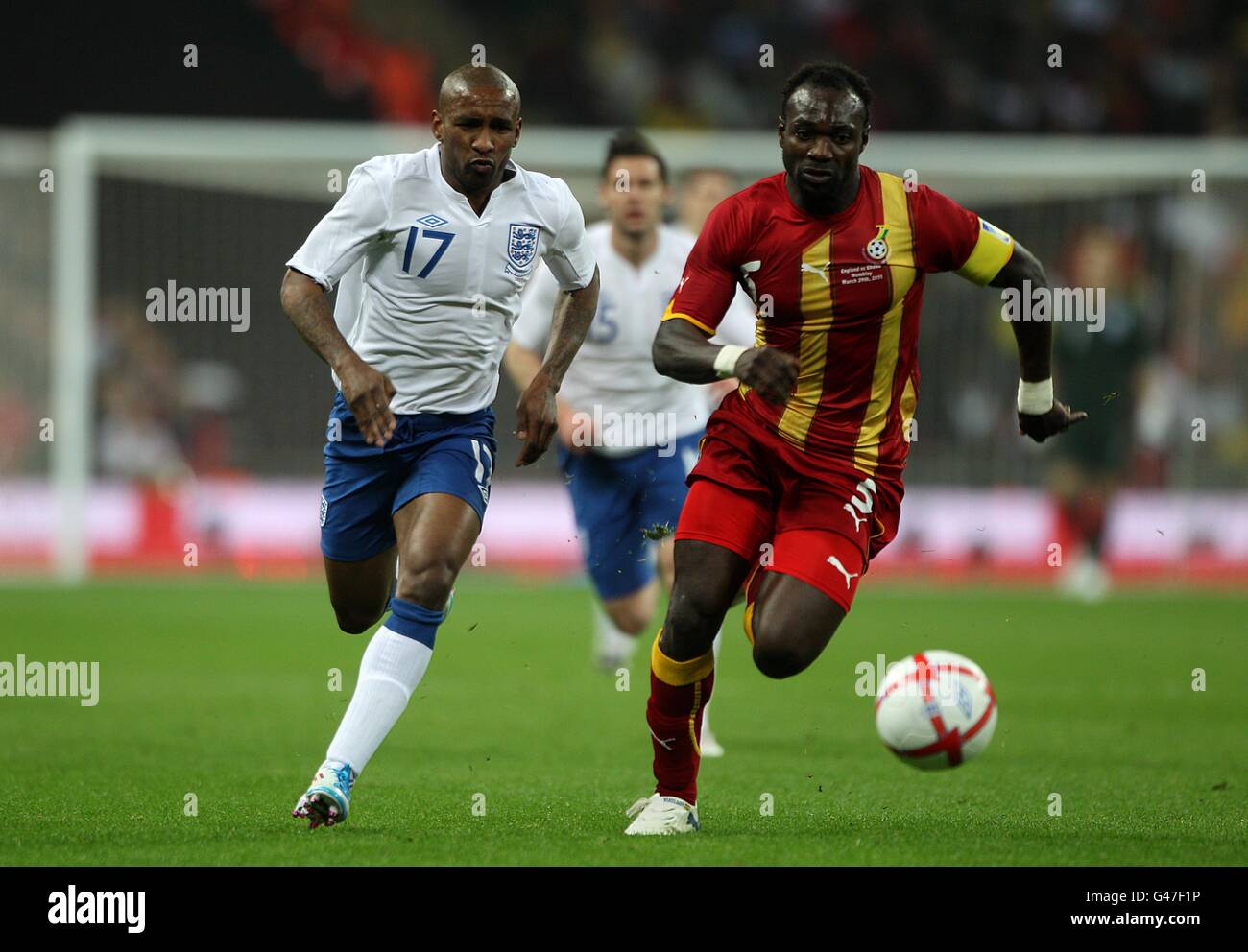 Soccer - International Friendly - England v Ghana - Wembley Stadium. England's Jermain Defoe (left) and Ghana's Jonathan Mensah race for the ball Stock Photo
