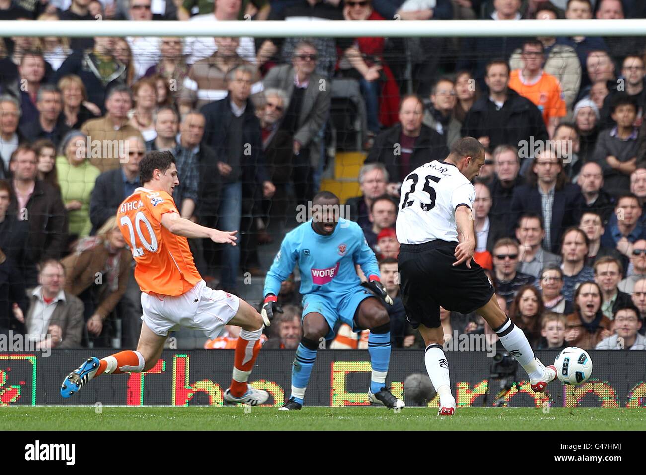 Soccer - Barclays Premier League - Fulham v Blackpool - Craven Cottage. Fulham's Bobby Zamora (right) scores their first goal Stock Photo