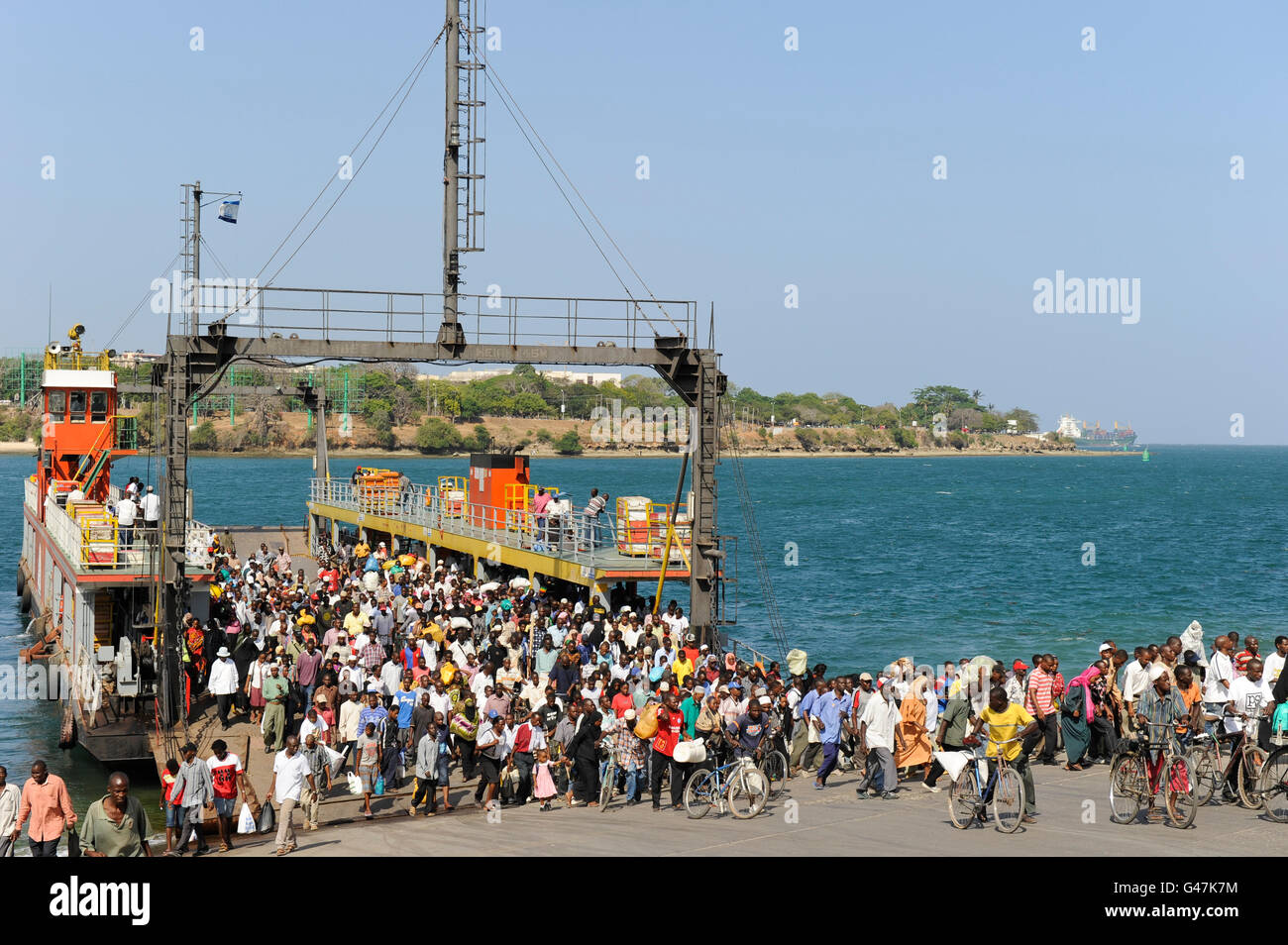 KENYA Mombasa, people cross river by ferry / KENIA Mombasa, Menschen ueberqueren einen Fluss mit einer Faehre Stock Photo