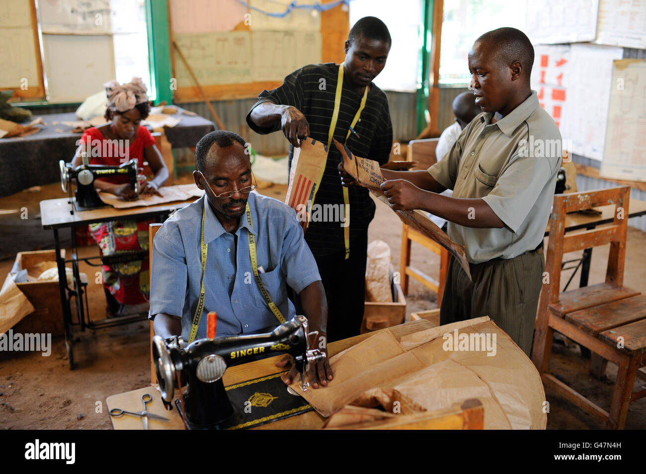 KENIA Turkana Region, refugee camp Kakuma, vocational training, tailoring course / Fluechtlingslager Kakuma, Berufsausbildung fuer Fluechtlinge Stock Photo