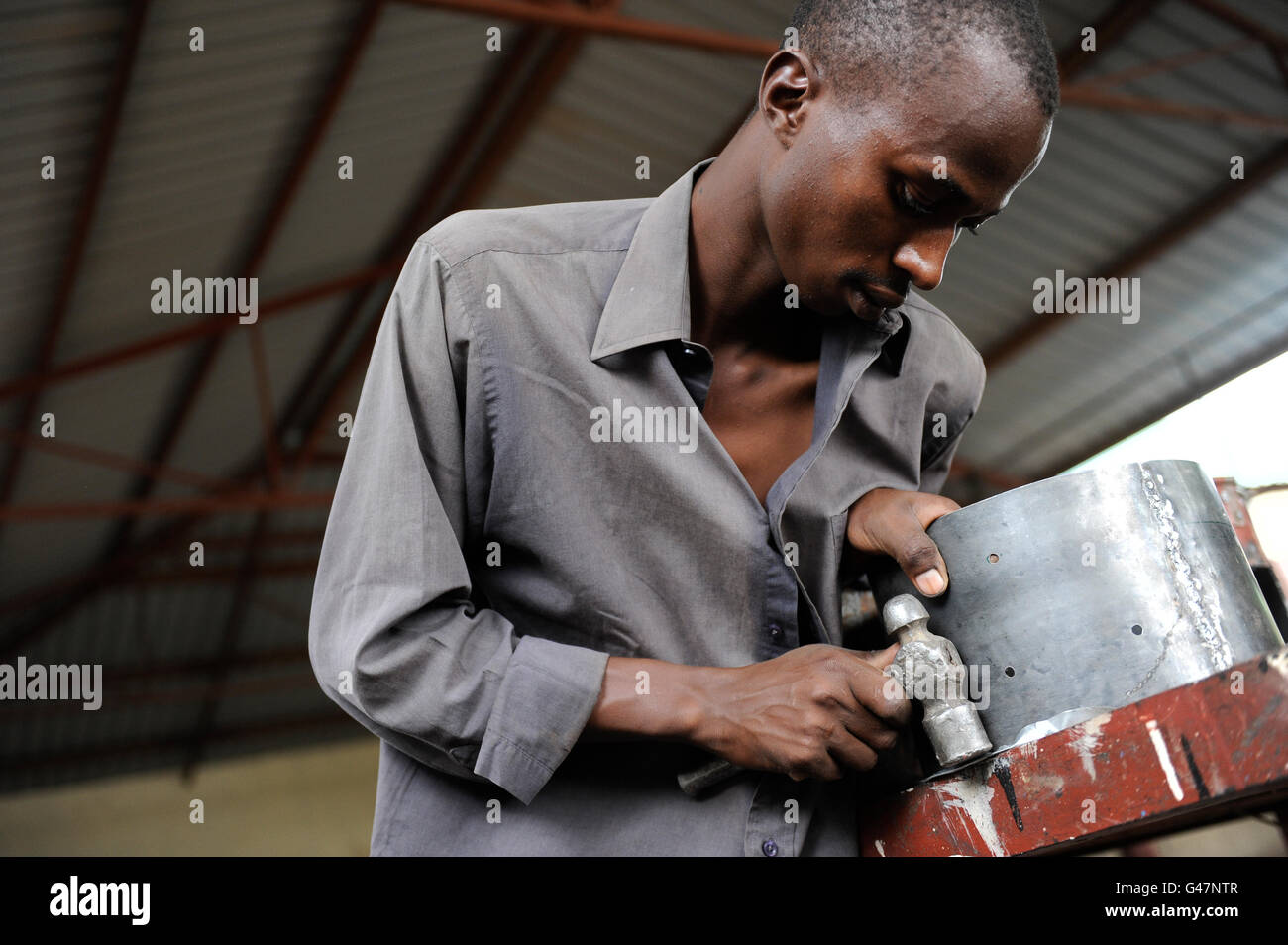 KENIA Turkana Region, refugee camp Kakuma, vocational training, metal workshop / Fluechtlingslager Kakuma, Berufsausbildung fuer Fluechtlinge Stock Photo