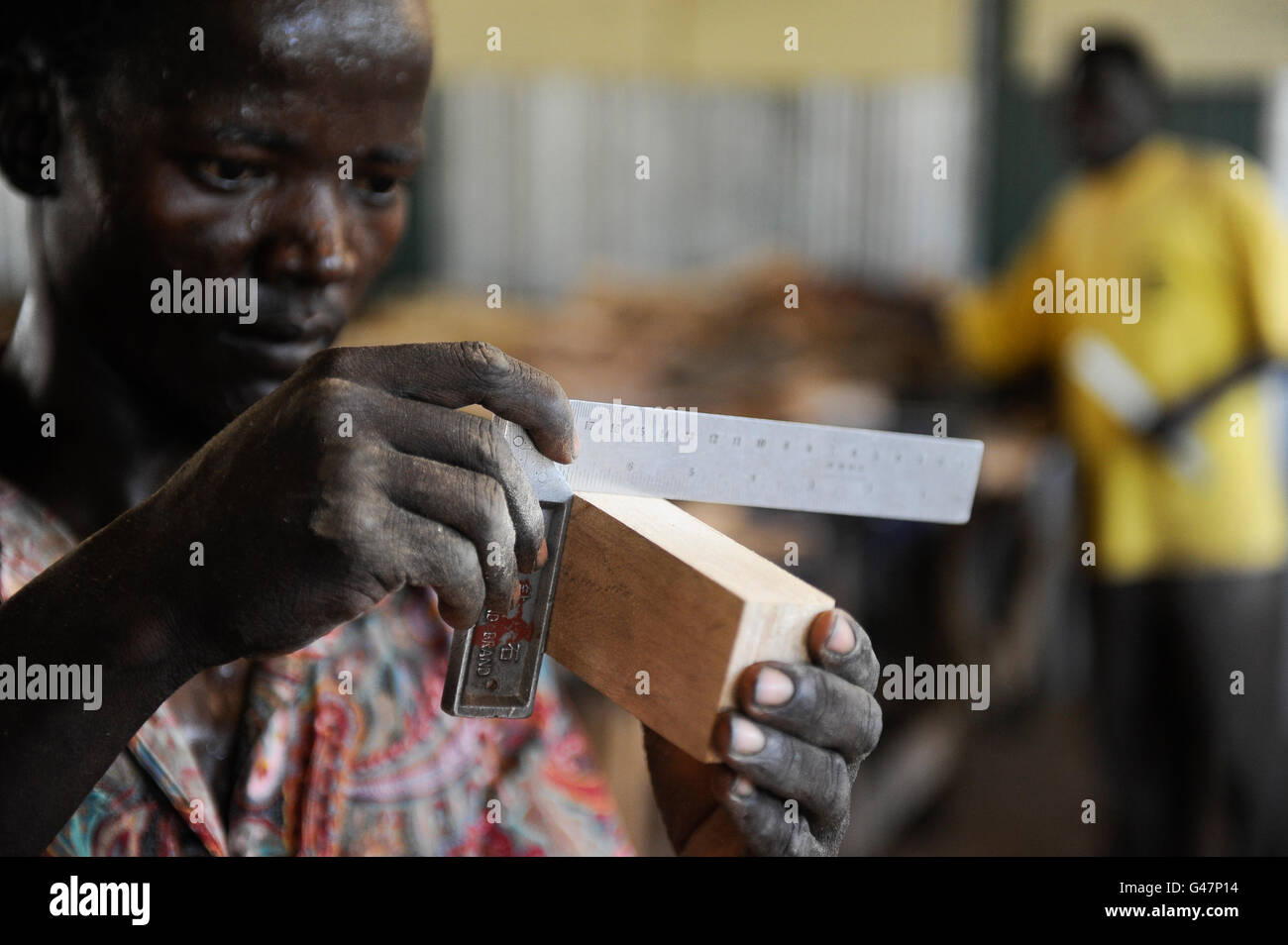 KENIA Turkana Region, refugee camp Kakuma, vocational training, carpenter course / Fluechtlingslager Kakuma, Berufsausbildung fuer Fluechtlinge, Tischler Klasse Stock Photo
