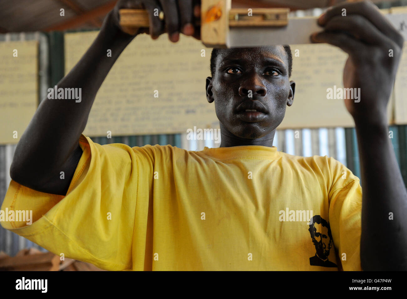 KENIA Turkana Region, refugee camp Kakuma, vocational training, carpenter course / Fluechtlingslager Kakuma, Berufsausbildung fuer Fluechtlinge Stock Photo