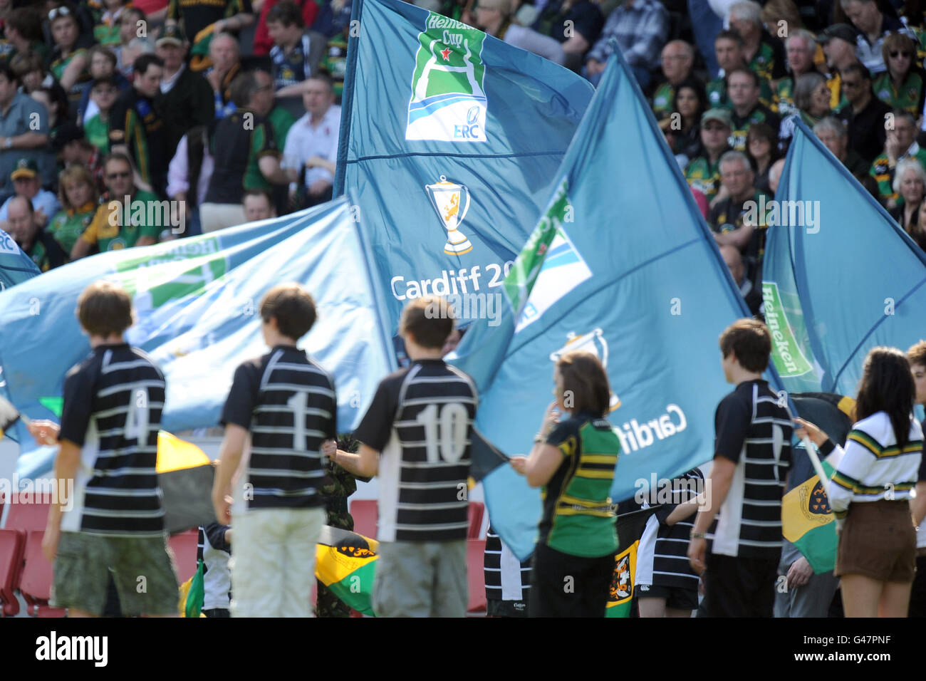 Rugby Union - Heineken Cup - Quarter Final - Northampton Saints v Ulster Rugby - Stadium:mk. Players are greeted by flag bearers as they emerge for the start of the game Stock Photo