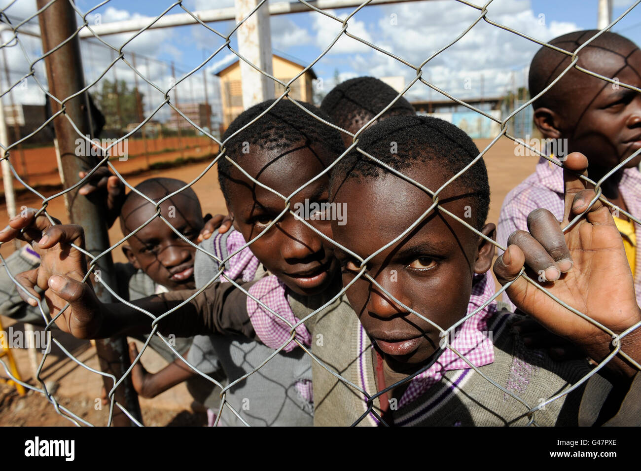 KENYA Nairobi Korogocho Slum, children at sports ground of school / KENIA Nairobi Korogocho Slum, Kinder auf dem Sportplatz einer Schule Stock Photo