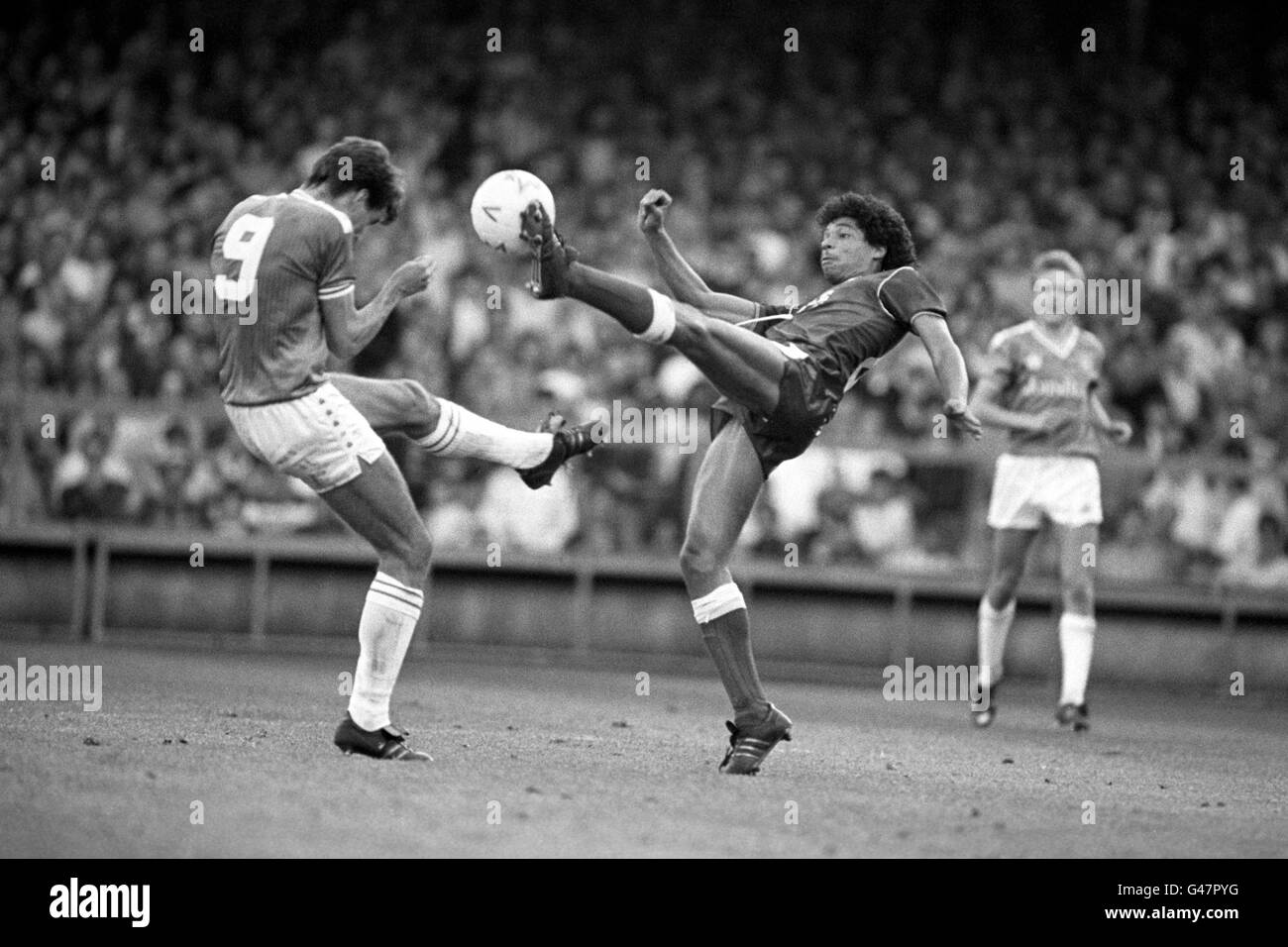 Soccer - Today League Division One - Leicester City v Nottingham Forest - Filbert Street. Leicester City's Alan Smith (l) and Nottingham Forest's Des Walker (r) both go for the ball. Stock Photo