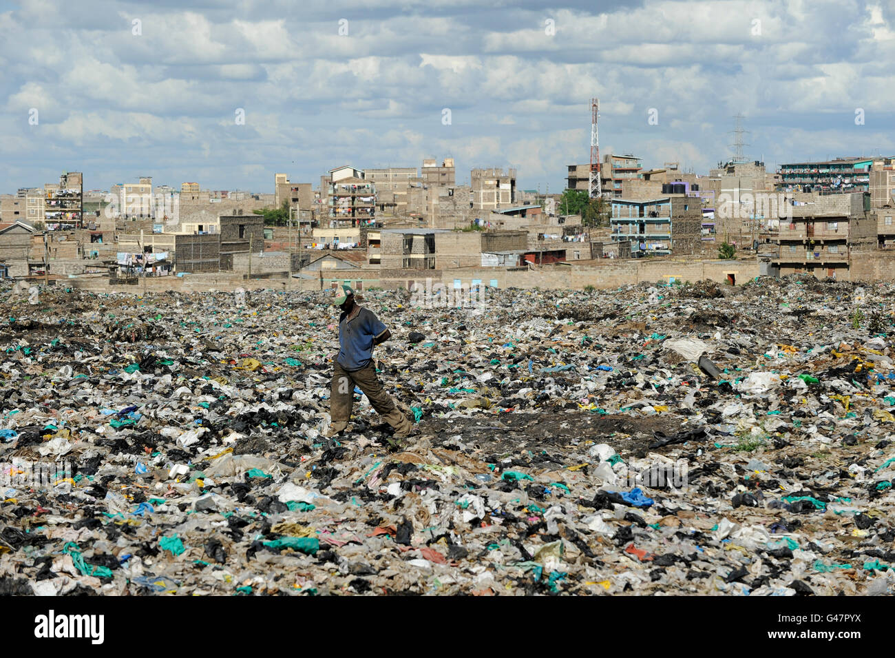 KENYA Nairobi Korogocho Slum, Dandora waste dumping site / KENIA Nairobi Korogocho Slum, Dandora Muellhalde Stock Photo