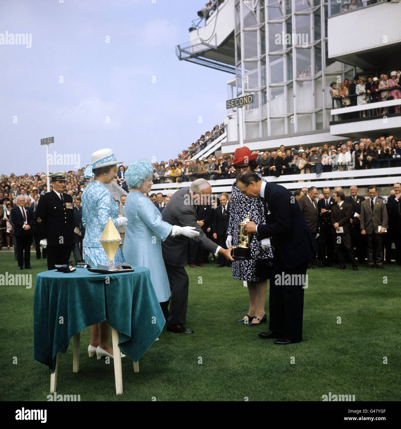 The Queen and Queen Mother present the De Beers diamond trophy to Jean Hislop, owner of Brigadier Gerard after it won the King George VI and Queen Elizabeth Stakes at Ascot Stock Photo