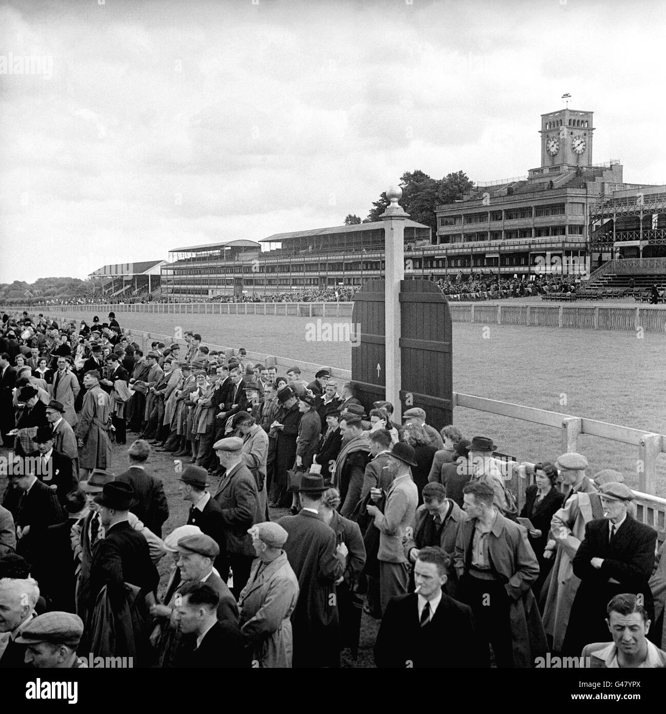 Horse Racing - Ascot Racecourse. Racegoers wait for the horses at Ascot Stock Photo