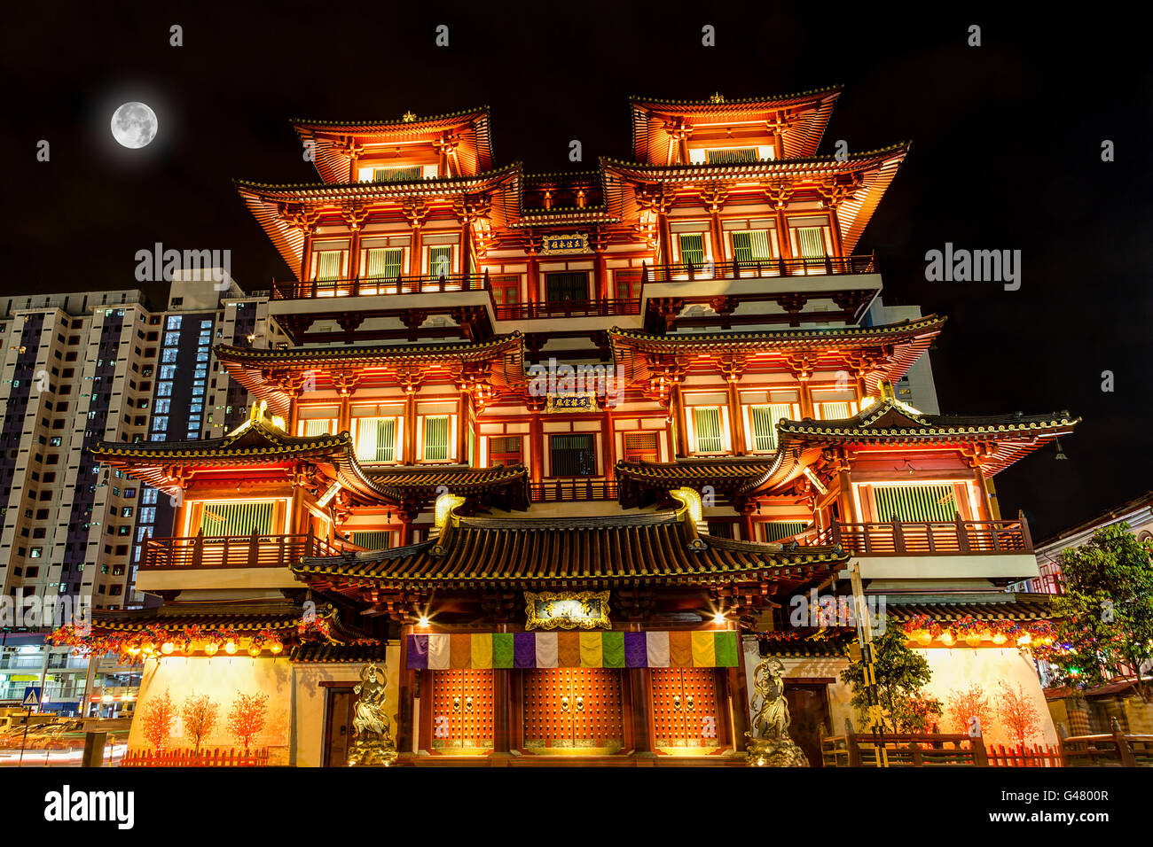 Full moon over the Buddha Tooth Relic Temple in Singapore Chinatown. Stock Photo