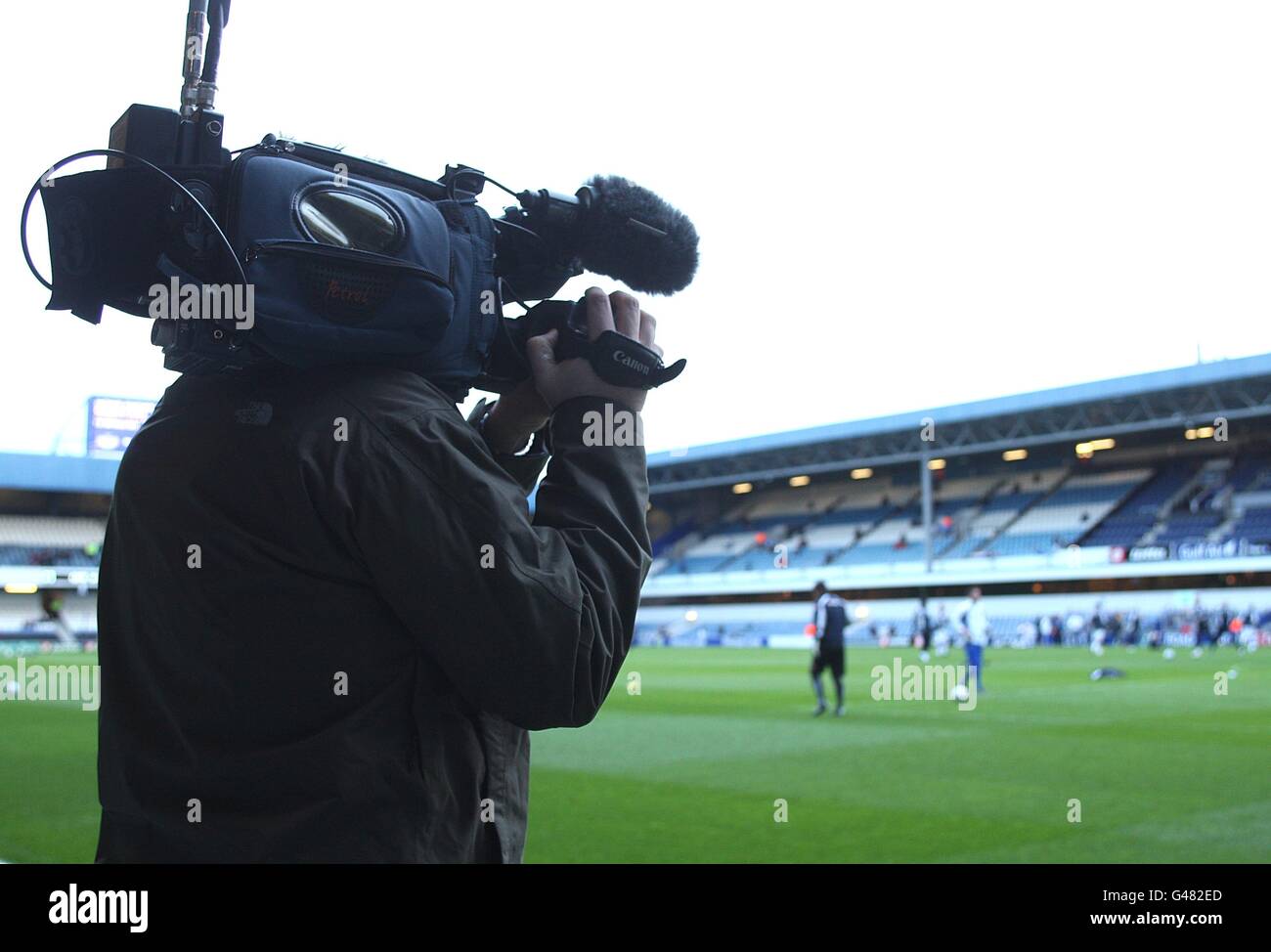 Soccer - npower Football League Championship - Queens Park Rangers v Sheffield United - Loftus Road. A Cameraman films the match action Stock Photo