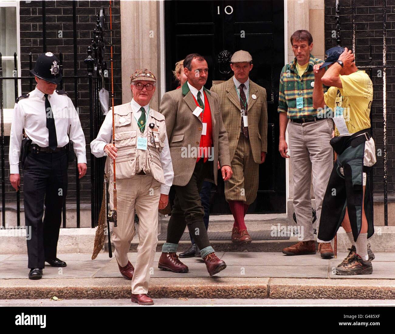 A delegation from the pro-hunting lobby arrive at No10 Downing Street today (Thur) to hand a letter to Prime Minister Tony Blair, as supporters of country pursuits gathered at a rally in Hyde Park. to campaign against plans to ban blood sports. See PA story ENVIRONMENT Hunt. Photo by David Cheskin/PA Stock Photo