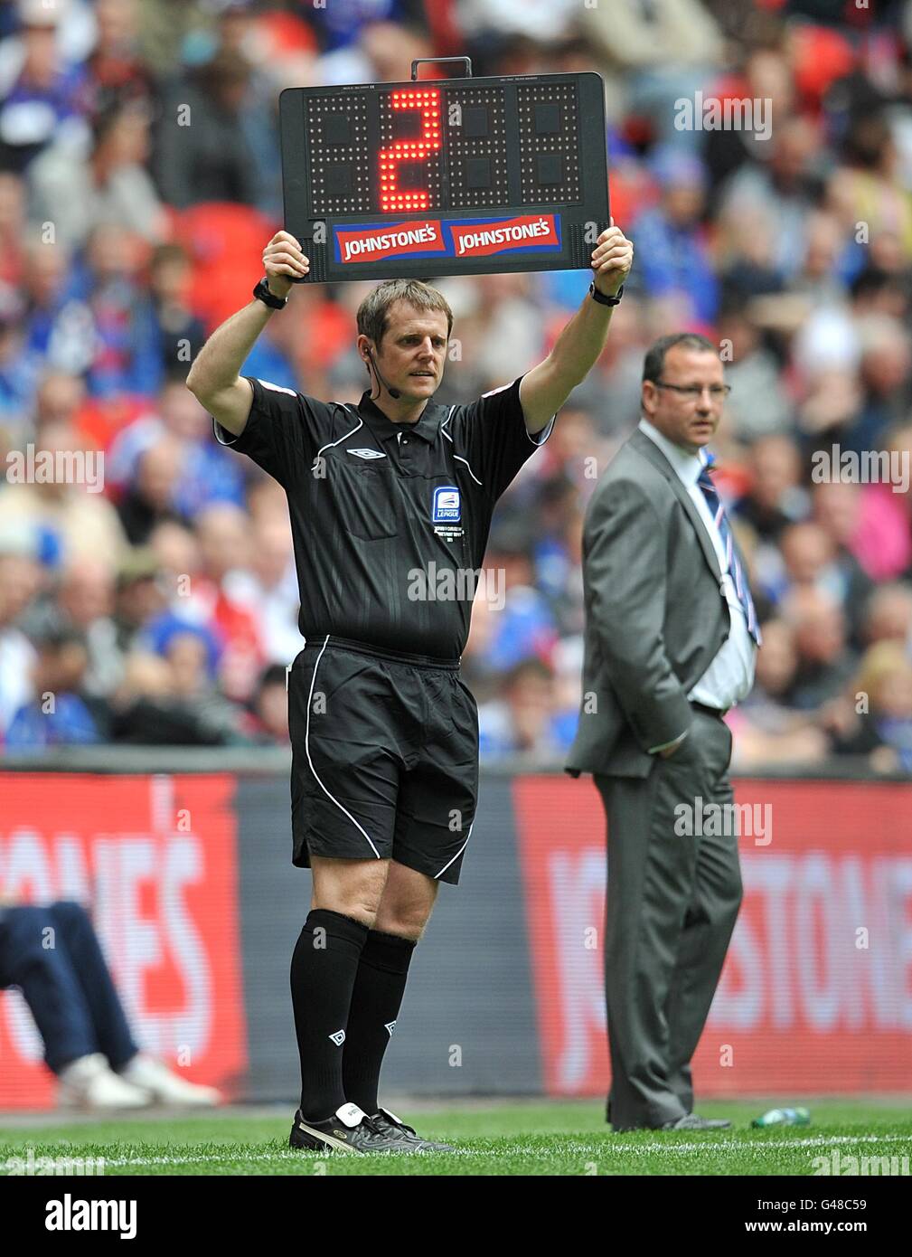 Fourth Official Football Hi res Stock Photography And Images Alamy Fourth Official Football Hi res Stock Photography And Images Alamy