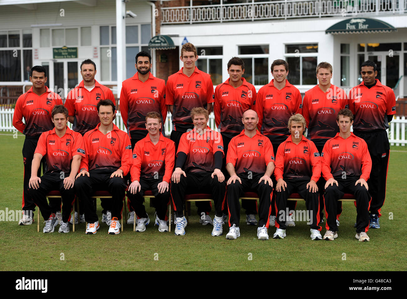 Leicestershire team group in One Day Kit: (back row left to right) Shiv Thakor, Jacques du Toit, Nadeem Malik, Alex Wyatt, Nathan Buck, Harry Gurney, Josh Cobb and Jigar Naik (front row left to right) Wayne White, Will Jefferson, Tom New, Matthew Hoggard (captain), Paul Nixon, James Taylor and Matthew Boyce Stock Photo