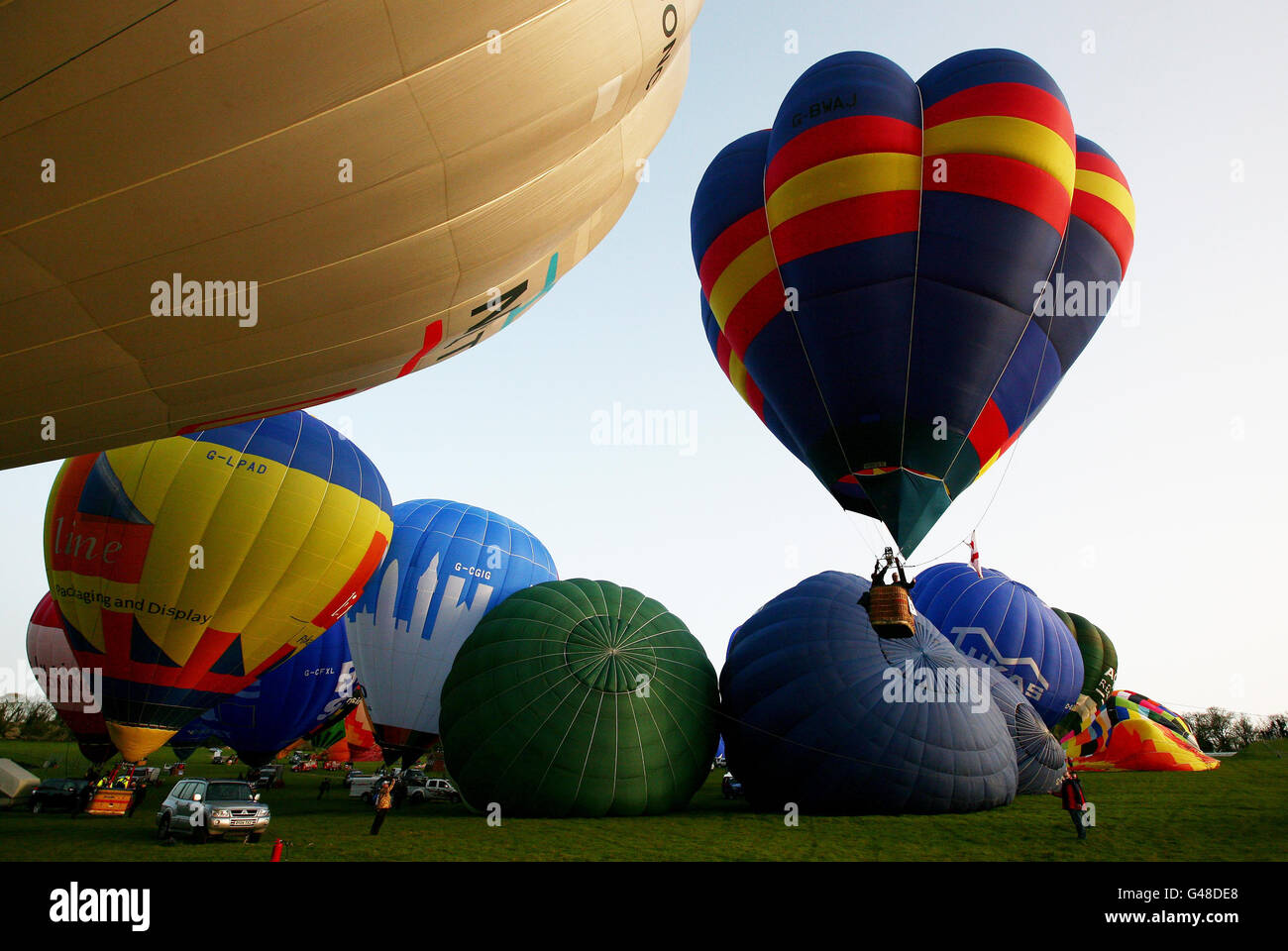 Воздушные шары аэростаты. Аэростат стратостат дирижабль. Полет на воздушных шарах. Фестиваль воздухоплавания переславль залесский. Дирижабли.