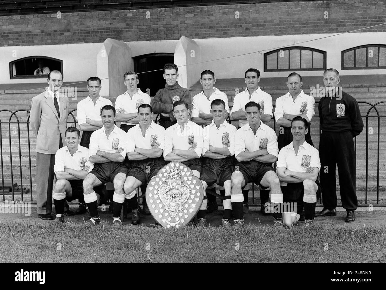 Fulham team group, photographed with their Second Division Championship trophy. (Back row, l-r) Eddie Perry (team manager) Harry Freeman, Len Quested, Doug Flack, Jim Taylor, Joe Bacuzzi, Pat Beasley, Frank Penn (trainer). (Front row, l-r) Ron Lewin, Arthur Stevens, Robert Thomas, Arthur Rowley, Sidney Thomas, John McDonald, Dave Bewley Stock Photo