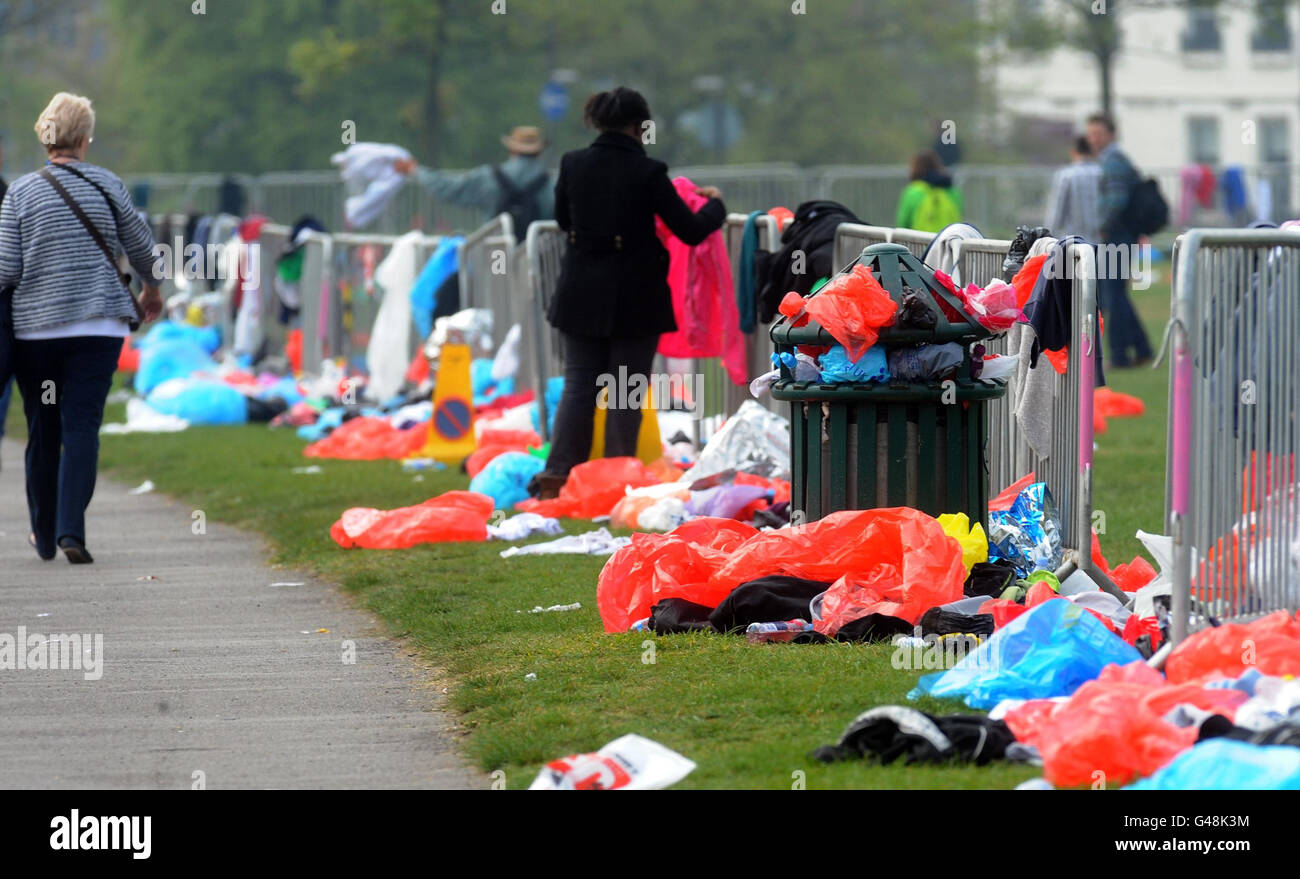 The clean up begins following the start of the 31st Virgin London ...