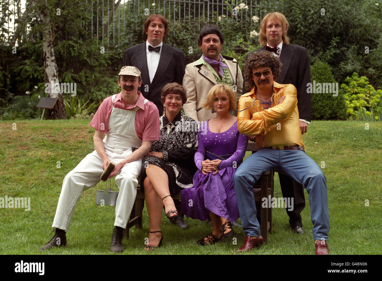A group shot of the members of the BBC series 'The Fast Show', at a photocall. Back L-R Simon Day, John Thomson, Mark Williams. Front L-R Paul Whitehouse, Arabella Weir, Caroline Aherne, Charlie Higson. Stock Photo