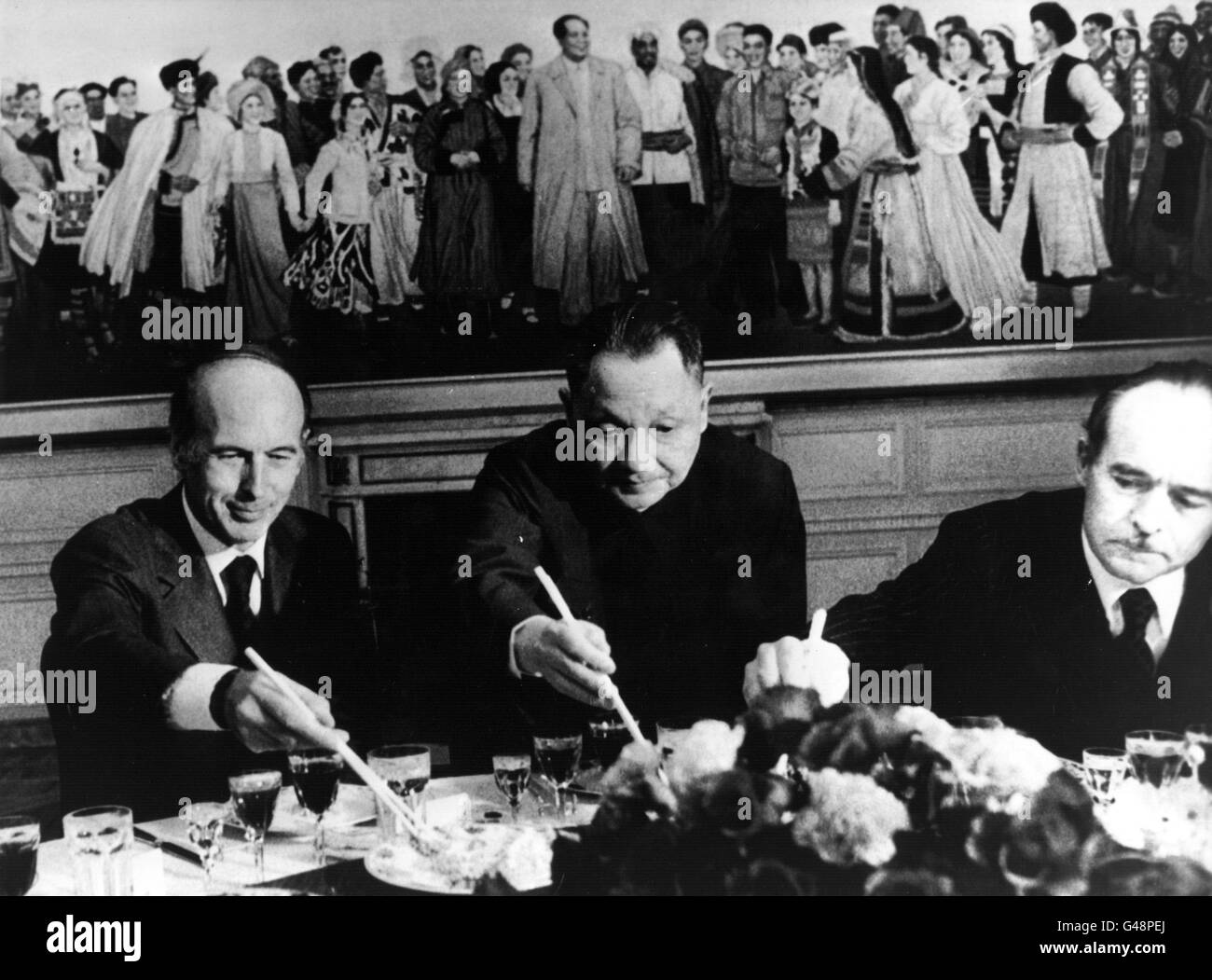 PARIS : 15/5/75 : (LR) FRENCH PRESIDENT VALERY GISCARD D'ESTAING, CHINESE VICE PREMIERE DENG XIAOPENG AND FRENCH FOREIGN MINISTER JEAN SAUVAGNARGUES. (AFP/PA NEWS PHOTO). Stock Photo