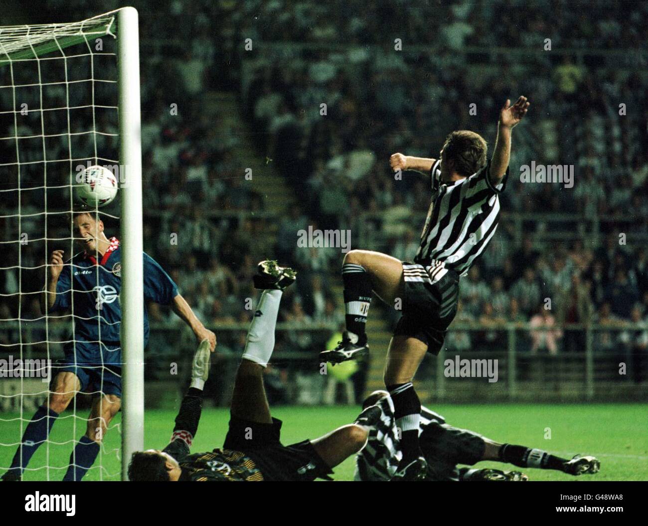 Newcastle's John Beresford (right) scores his second goal to put Newcastle 2-1 ahead of Croatia Zagreb, at St James' Park tonight (Weds). Photo Owen Humphreys/PA Stock Photo