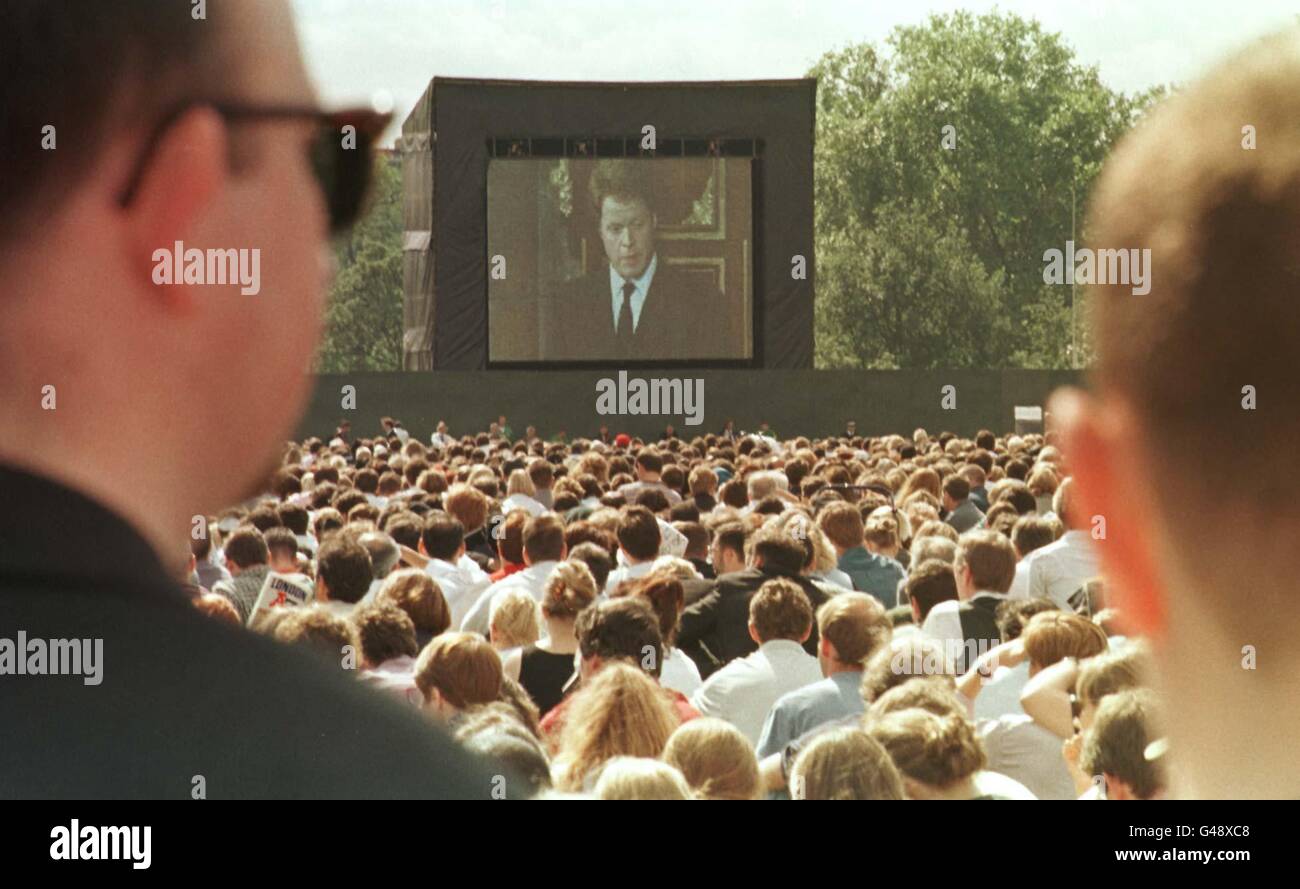Mourners in Hyde Park watch as Earl Spencer's speech is broadcast to the nation from Westminster Abbey today (Saturday) during the funeral of his sister Diana, Princess of Wales. Stock Photo