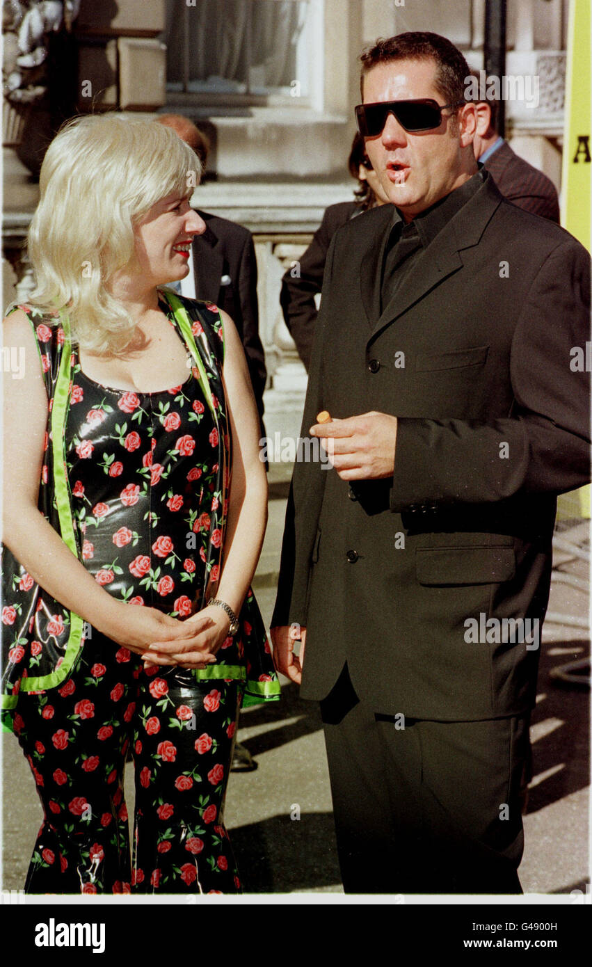 Tv show host dale winton with comedienne hires stock photography and