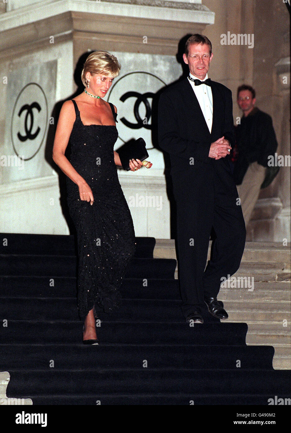PA NEWS PHOTO : 1/7/97 : DIANA, PRINCESS OF WALES, WITH NICHOLAS SEROTA, DIRECTOR OF THE NEW TATE GALLERY, AT THE TATE GALLERY FOR A CENTENARY GALA DINNER. PHOTO BY DAVE CHESKIN. Stock Photo
