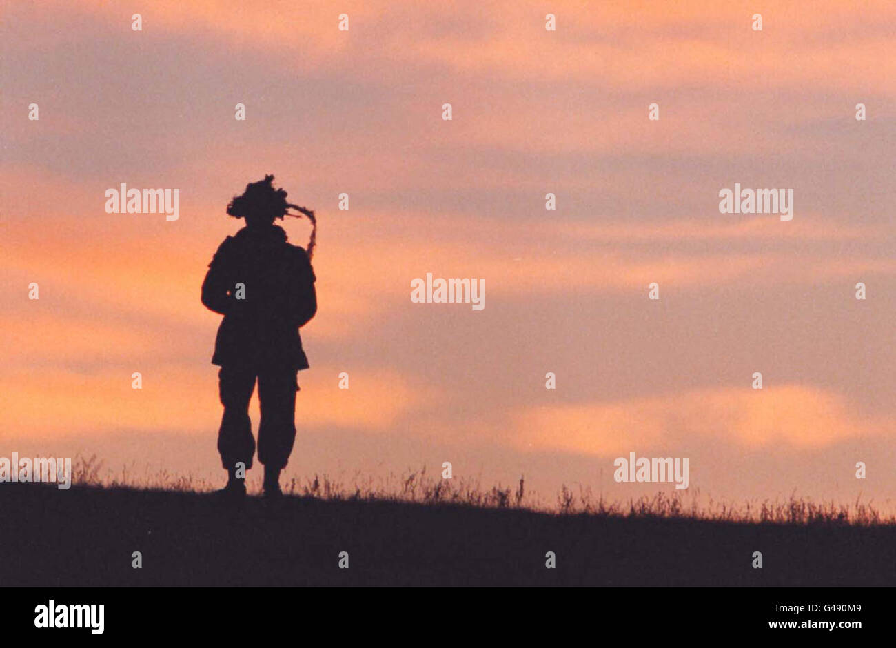 A lone soldier rises over a hill at dawn as part of the attack force in Exercise Medicine Man at BATUS in Canada yesterday (Tuesday). BATUS (British Army Training Unit Suffield) is the army's principal training ground for high intensity conflict, based near Medicine Hat, Alberta, Canada. Over 1000 troops take part in Exercise Medicine Man - a 22 day operation consisting 10 days live fire and 12 days Tactical Engagement Simulation using laser-firing weapons that register a 'kill' alert when a target is hit. Photo by Ben Curtis/PA. Stock Photo