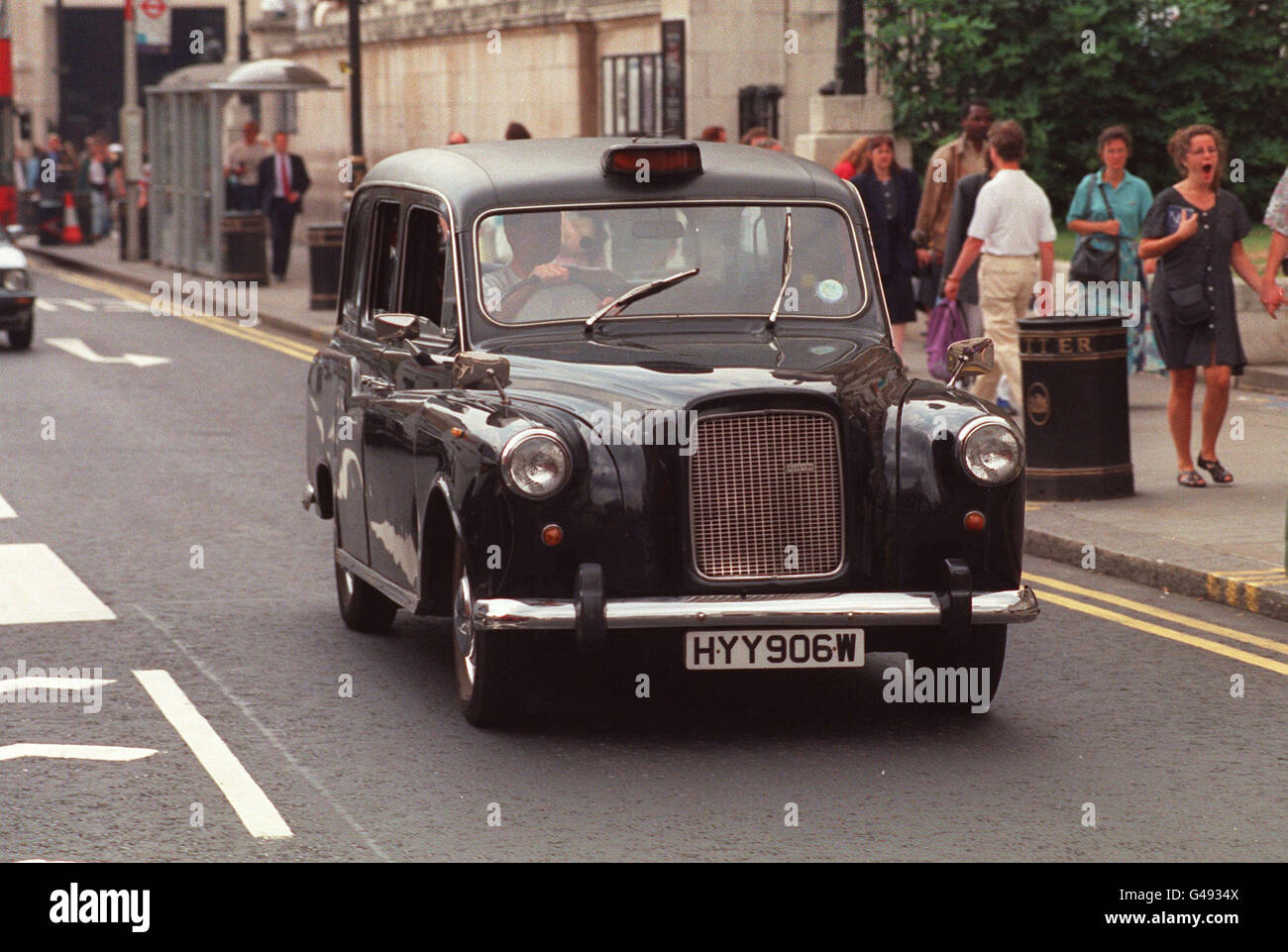PA NEWS PHOTO 14/8/92 253677-22 A black cab, one of the distinctive forms of travel in the capital, London 20/07/2004  More than 100 cabbies will descend on Clarence House Tuesday July 20, 2004, for a special get-together with the Prince of Wales.  Charles is hosting a reception to thank taxi drivers for the contribution they make to the capital with some of the cabbies expected to sweep down the Mall and park their famous Hackney Carriages at the back of Charles's London residence Stock Photo