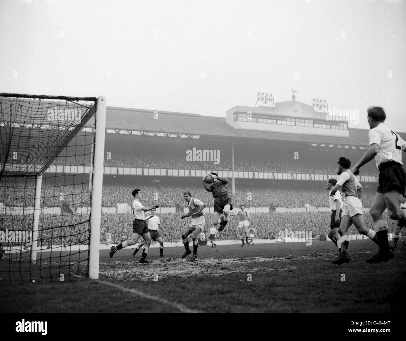PA NEWS PHOTO 5/11/60 MAURICE COOK FULHAM CENTRE FORWARD PLAYING IN THE MATCH AGAINST TOTTENHAM HOTSPUR AT WHITE HART LANE, LONDON IN WHICH SPURS WON 5 -1 Stock Photo