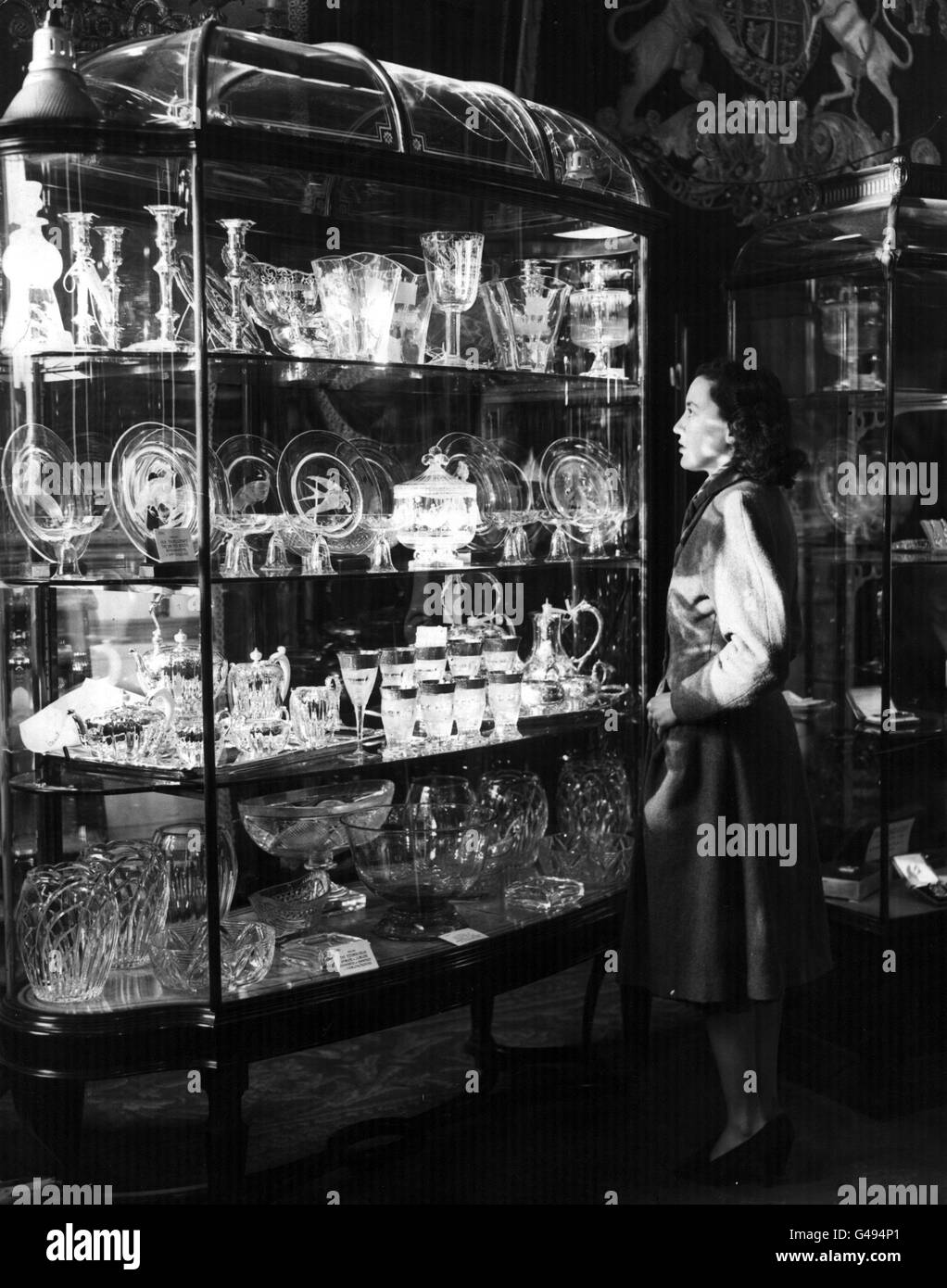 PA NEWS PHOTO 17/11/47 CABINET OF CUT GLASS WEDDING GIFTS AT ST.JAMES PALACE WHICH WERE GIVING TO THE QUEEN AFTER SHE MARRIED THE DUKE OF EDINBURGH Stock Photo