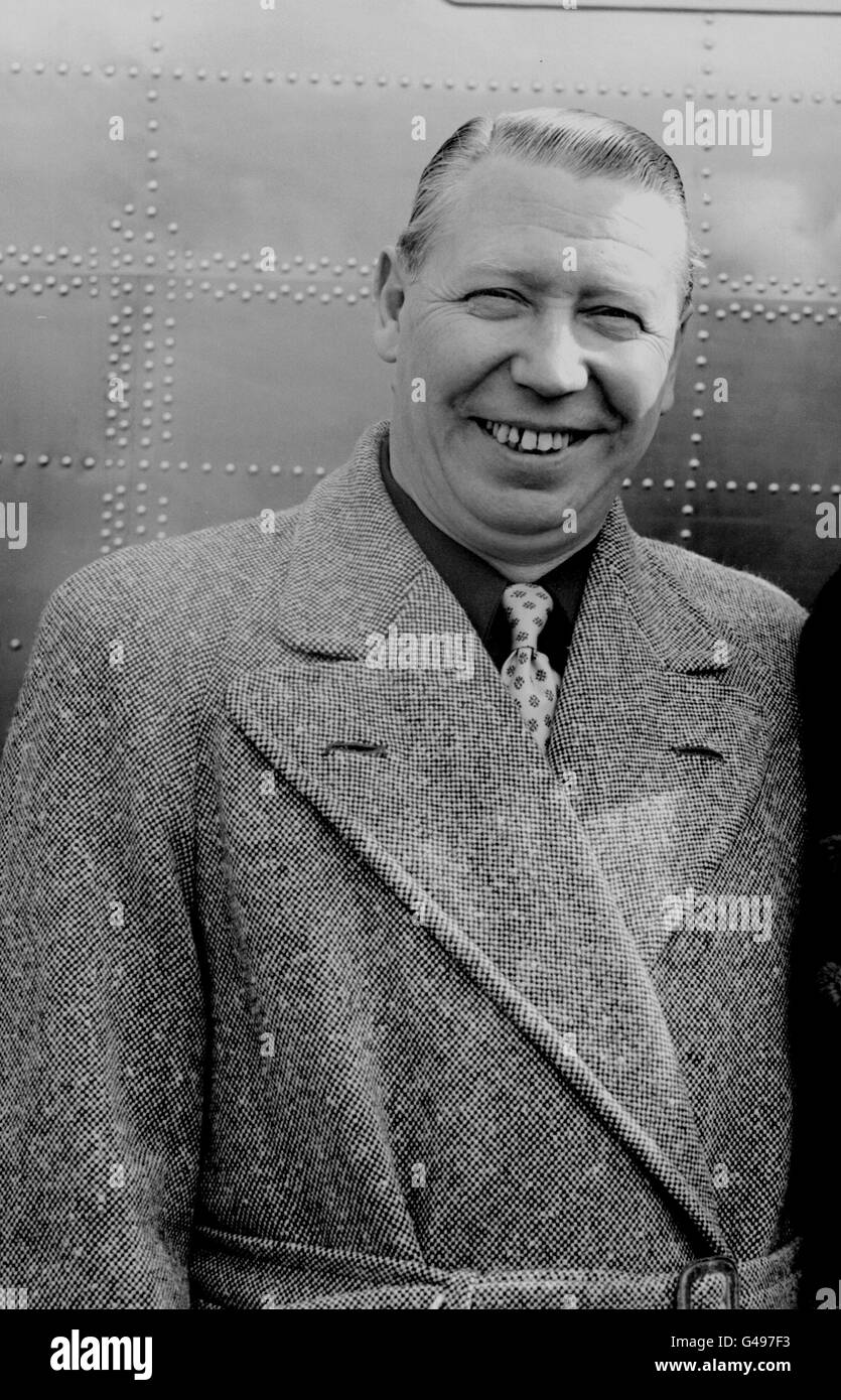 GEORGE FORMBY AND HIS WIFE BERYL LEAVING LONDON AIRPORT TODAY FOR JOHANNESBURG WHERE HE IS TO GIVE PERFORMANCES IN AID OF THE SOUTH AFRICAN CANCER FUND Stock Photo