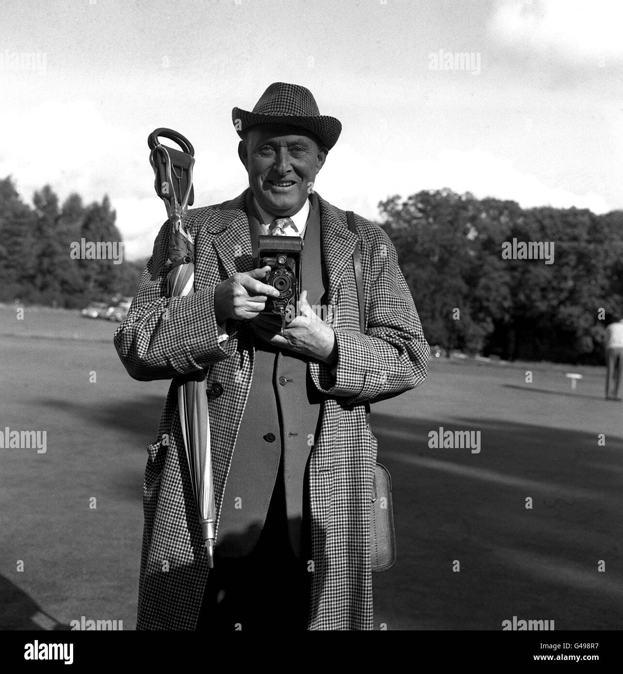PA NEWS PHOTO 5/10/61  COMEDIAN MAX MILLER AT WENTWORTH GOLF CLUB. HE WAS SPENDING A DAY PHOTOGRAPHING PLAYERS IN THE  7, 000 BALLENTINE'S THREE DAY GOLF TOURNAMENT. Stock Photo