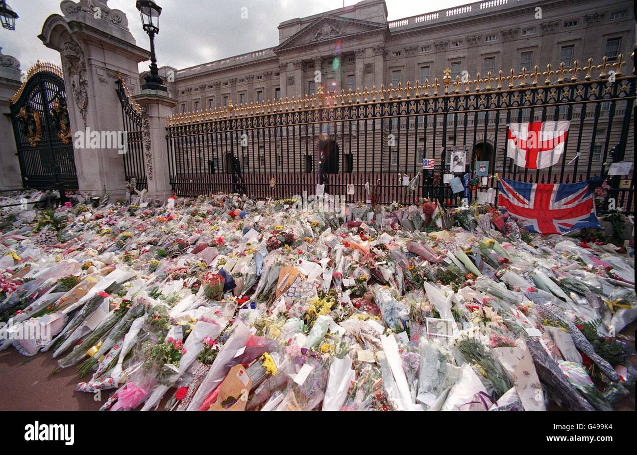 Royalty - Death of Diana, Princess of Wales - Buckingham Palace, London ...