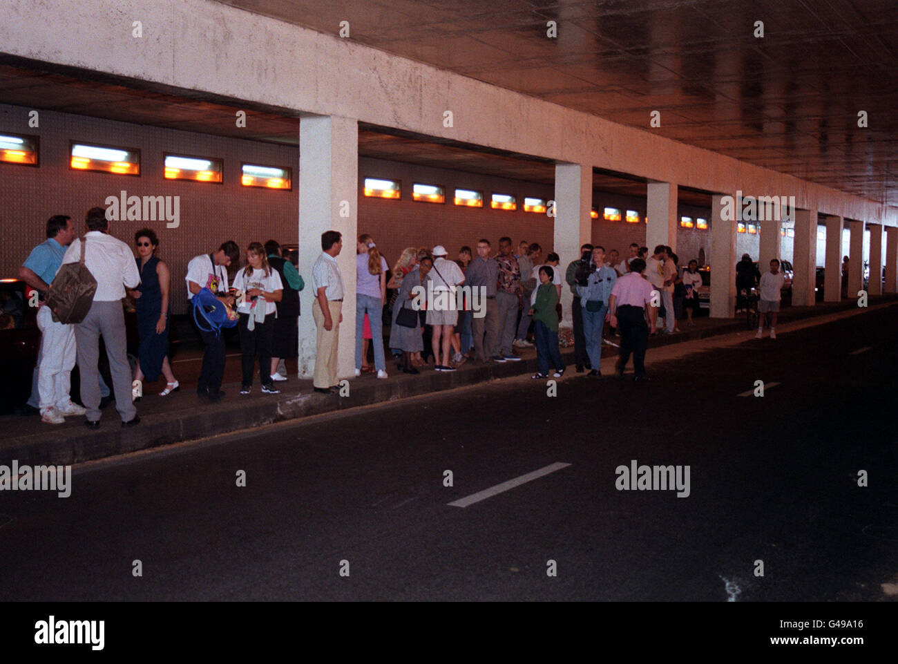 PA NEWS PHOTO : 1/9/97 : FRENCH MOURNERS GATHER ON THE COURS ALBERT UNDERPASS BELOW THE PONT DE L'ALMA, IN PARIS, AT THE SCENE WHERE THE MERCEDES CL 600 CAR CARRYING DIANA, PRINCESS OF WALES, AND DODI AL FAYED CRASHED. PHOTO BY ADAM BUTLER. Stock Photo