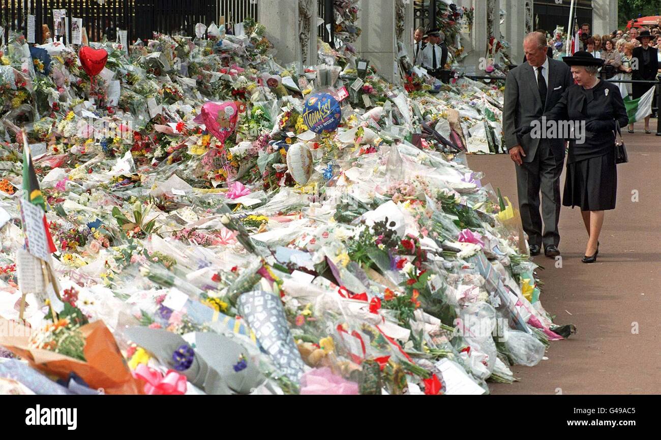 The Queen and the Duke of Edinburgh view the floral tributes to Diana, Princess of Wales, at Buckingham Palace. Stock Photo
