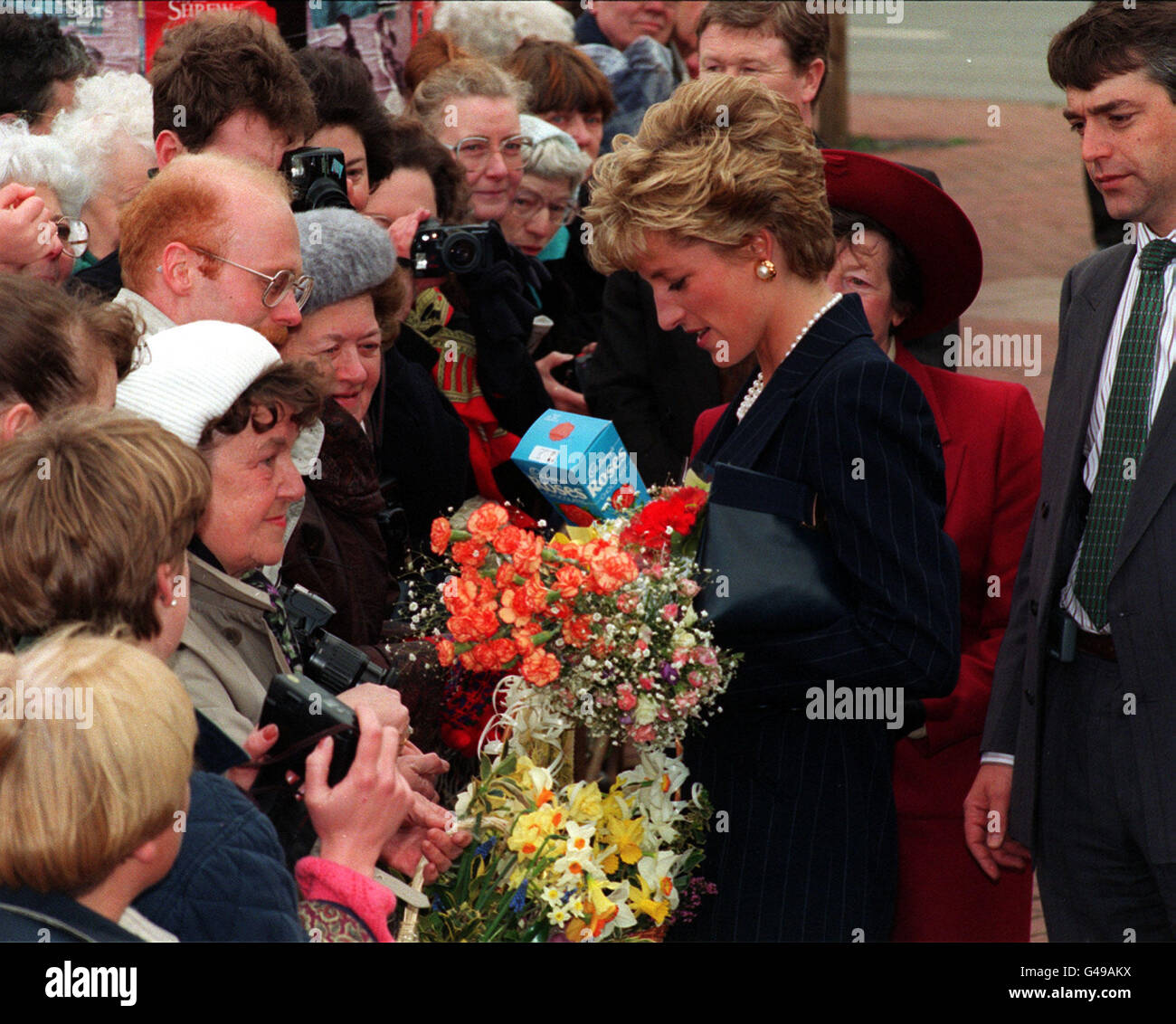 PA NEWS PHOTO 255648-4 : 6/4/93 : THE PRINCESS OF WALES RECEIVES A BOX OF ROSES CHOCOLATES ON HER ARRIVAL AT THE HEALTH OF THE NATION CONFERENCE. PHOTO BY JOHN GILES. Stock Photo