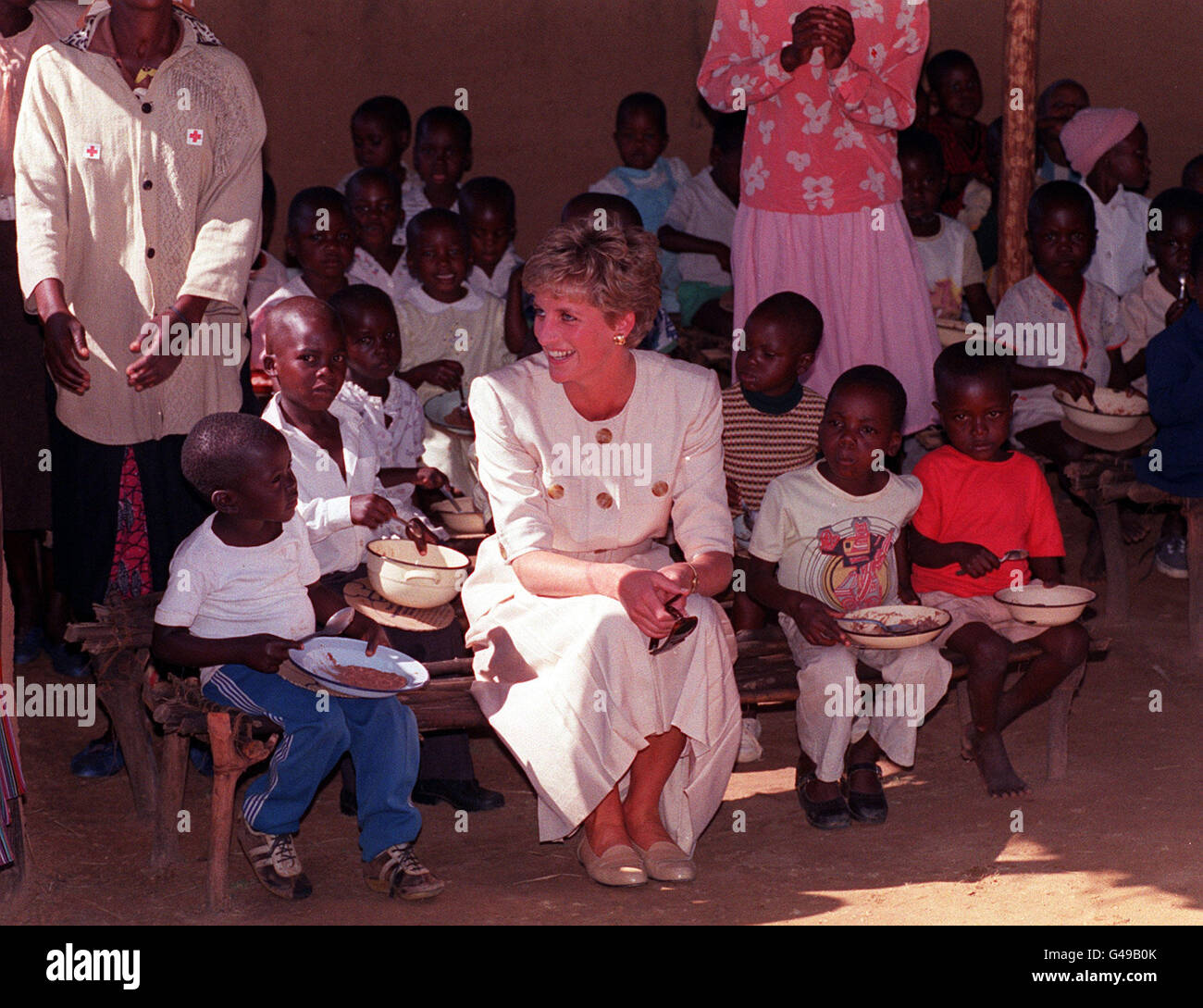 The Princess of Wales sits with the children at the Child Feeding Scheme at Nemazuva School during her visit to Zimbabwe. Stock Photo