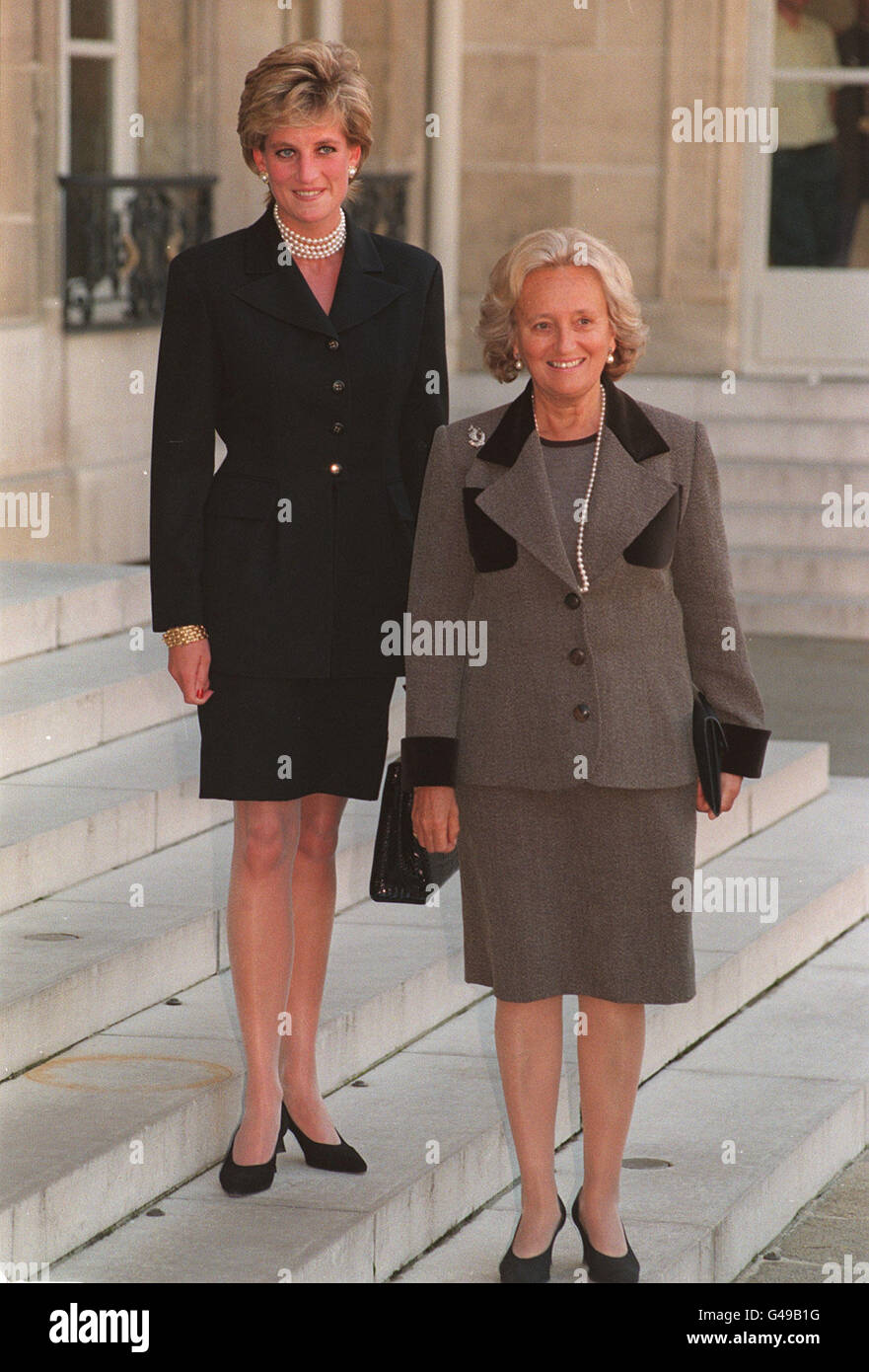 PA NEWS PHOTO 262425-1 : 25/9/95 : THE PRINCESS OF WALES WITH BERNADETTE CHIRAC, WIFE OF FRENCH PRESIDENT, ON THE STEPS OF THE ELYSEE PALACE IN PARIS. THE PRINCESS IS IN PARIS TO ATTEND A FUND RAISING DINNER WHICH WILL BENEFIT GREAT ORMOND STEET HOSPITAL. PHOTO BY JOHN STILLWELL. Stock Photo