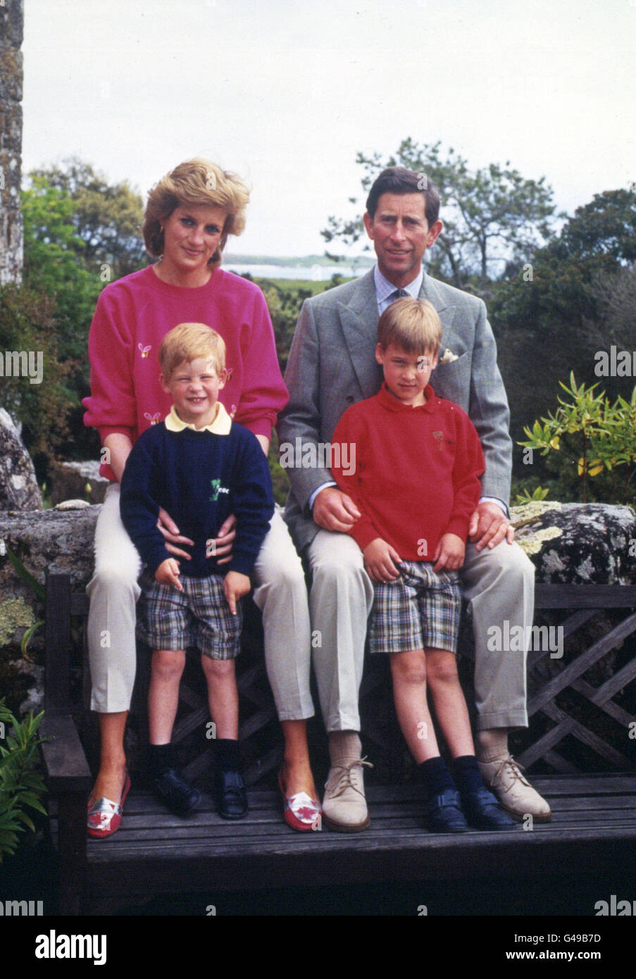 PA NEWS PHOTO : 7230-1 : 1/6/89 : THE PRINCE AND PRINCESS OF WALES WITH THEIR SONS PRINCES WILLIAM, 6, (RIGHT) AND HARRY, 4, ON HOLIDAY IN THE SCILLY ISLES, OFF LAND'S END, CORNWALL. PHOTO BY RON BELL. Stock Photo