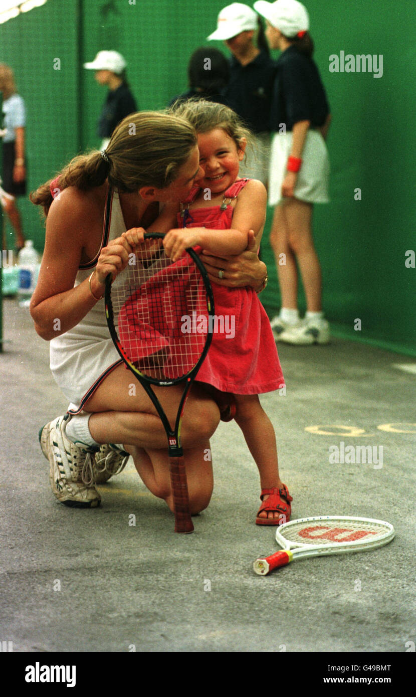 former-tennis-star-annabel-croft-and-her-3-year-old-daughter-amber