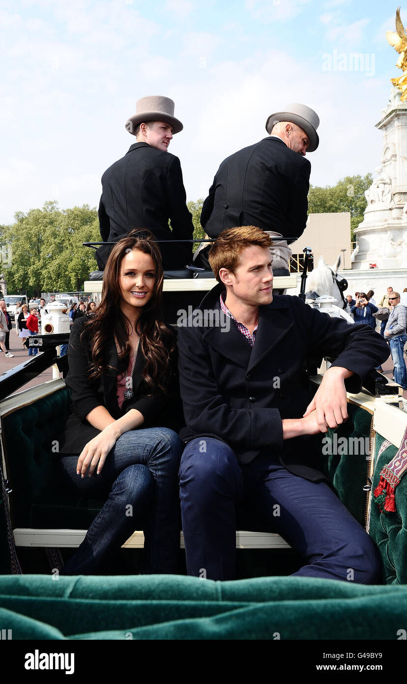 diamant mikrofon underholdning Camilla Luddington and Nico Evers-Swindell, the stars of William And Kate:The  Movie, outside Buckingham Palace in London to promote the DVD release of  the film Stock Photo - Alamy