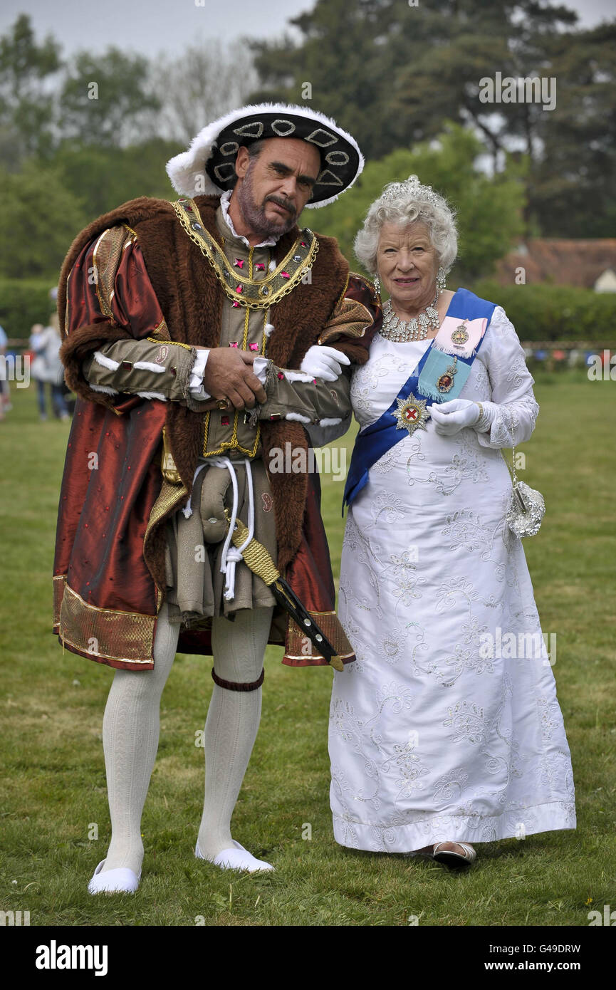 Henry VIII and Queen Elizabeth make an appearance on Chapel Row village green, the home village of Kate Middleton, near Bucklebury, played by professional impersonator Patricia Ford and builder Mark Phuket as they celebrate the royal wedding. Stock Photo