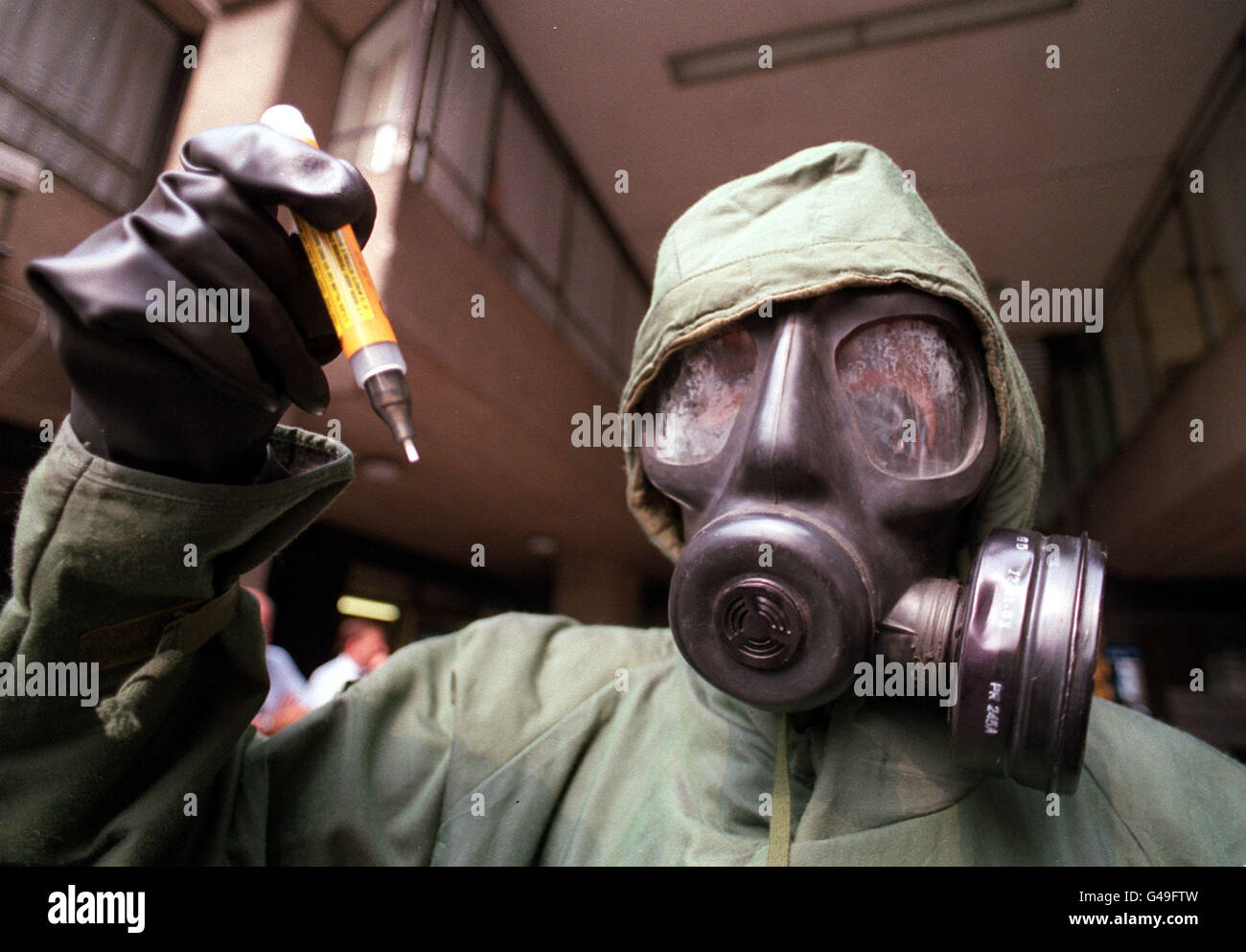 CHEMICAL AND BIOLOGICAL WARFARE EXPERT, DR ALISTAIR HAY, DRESSED IN A GAS MASK AND PROTECTIVE SUIT SIMILAR TO THOSE WORN BY BRITISH FORCES IN THE GULF. HE IS HOLDING THE DEVICE THAT THEY WOULD USE TO INJECT THEMSELVES WITH THE ANTIDOTE TO NERVE GAS. *25/09/2001....chemical and biological warfare expert Dr Alistair Hay, dressed in a a gas mask, and protective suit, holding a device to inject nerve gas antidote. It has emerged Tuesday September 25, 2001, that the World Health Organisation has warned governments to be alert to the risk of chemical or biological attacks. The organisation called Stock Photo