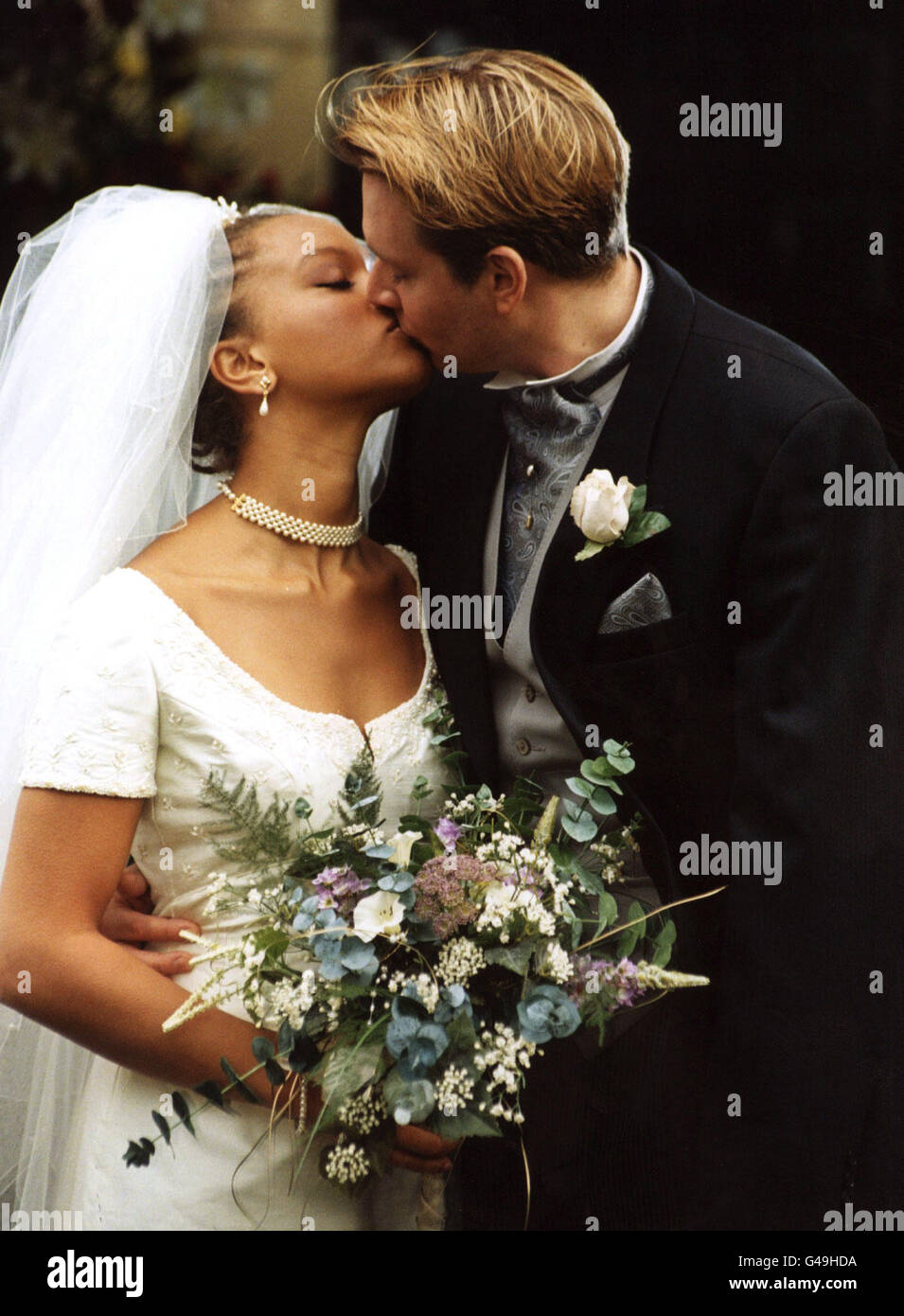 The coronation street wedding between fiona middleton and alan mckenna  hi-res stock photography and images - Alamy, image size:955x1390