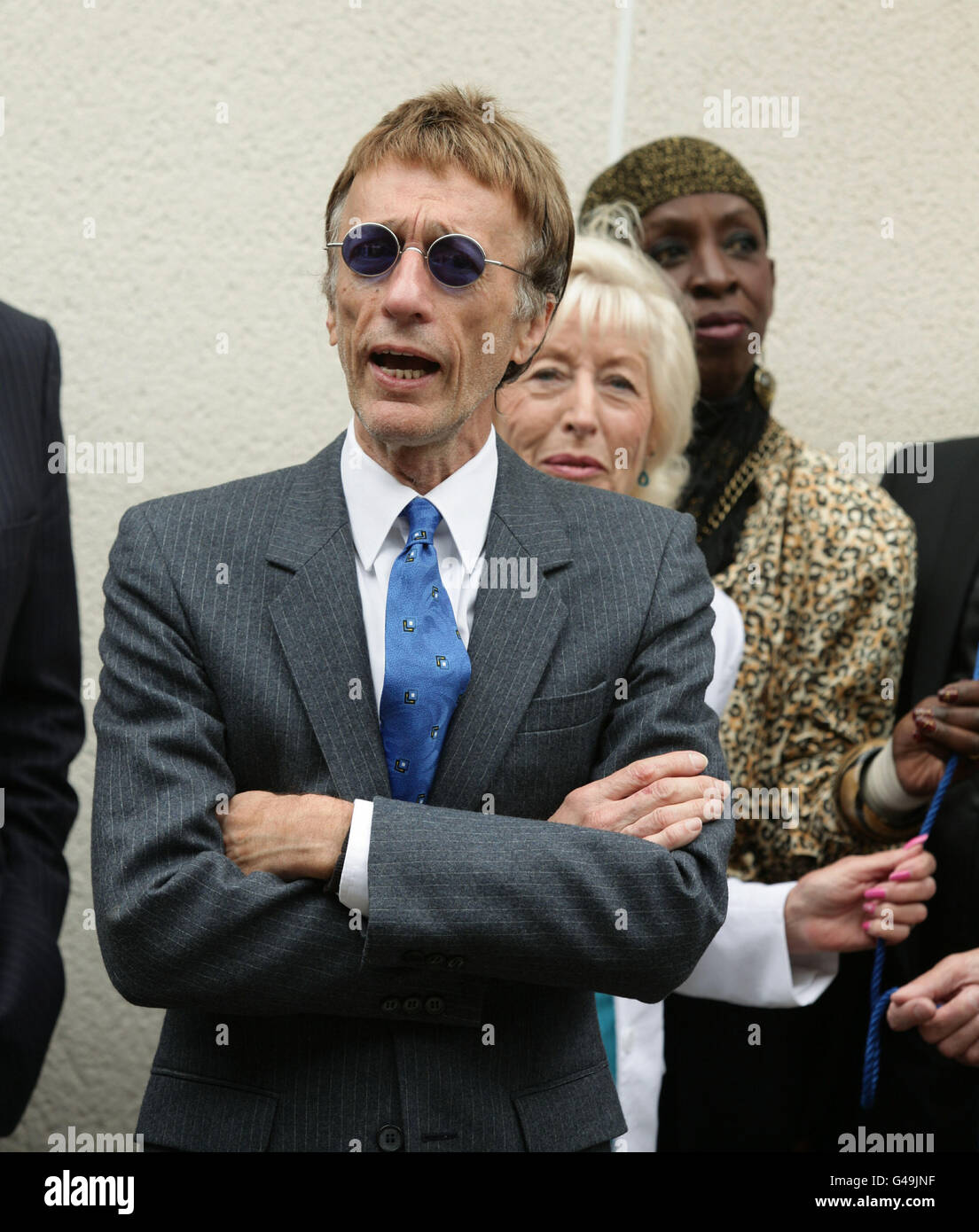 (left to right) Robin Gibb with Pat Rhodes (Dusty's former secretary) and Madeline Bell (one of Dusty's former backing singers) attending the unveiling of a Heritage Foundation blue plaque at a former home of Dusty Springfield, at 38-40 Aubrey Walk in Kensington, London. Stock Photo