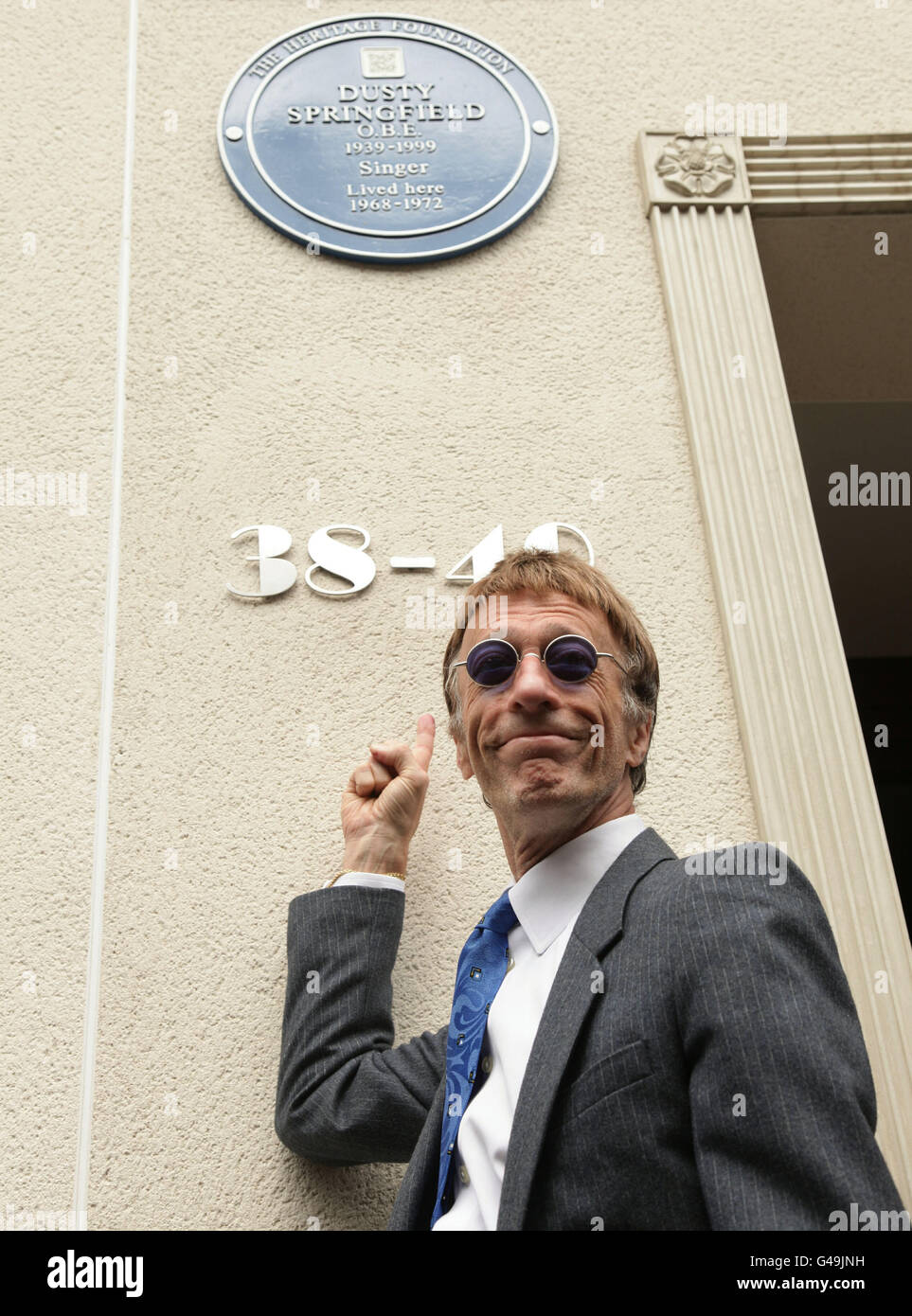 Bee Gees star Robin Gibb attending the unveiling of a Heritage Foundation blue plaque at a former home of Dusty Springfield, at 38-40 Aubrey Walk in Kensington, London. Stock Photo