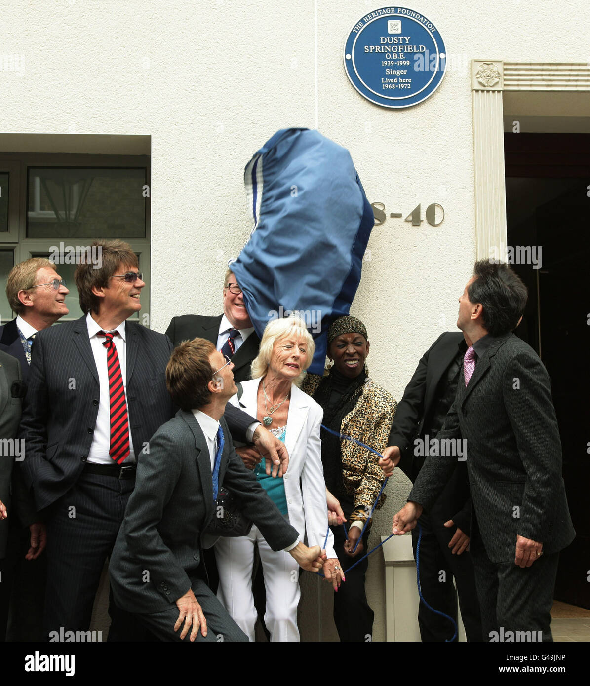 (from 2nd left) Mike Read, Robin Gibb, David Kid Jensen (partially obscured), Pat Rhodes (Dusty's former secretary) and Madeline Bell (one of Dusty's former backing singers) attending the unveiling of a Heritage Foundation blue plaque at a former home of Dusty Springfield, at 38-40 Aubrey Walk in Kensington, London. Stock Photo