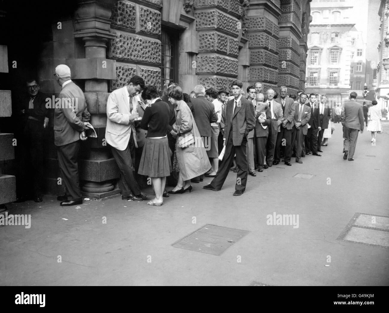 A large queue of people waits outside the public gallery entrance to the Old Bailey to attend the trial of Guenther Podola who stands accused of the murder of Detective Sergeant Raymond Purdy. Guenther Fritz Erwin Podola, originally from Germany but had been living in Canada, was later charged with the murder of Detective Sergeant Raymond Purdy in Onslow Square South Kensington, following an attempted arrest on himself after he had been reported to be trying to blackmail American model Verne Schiffmann who he had earlier burgled. Guenther Fritz Erwin Podola became the last man to be hanged in Stock Photo