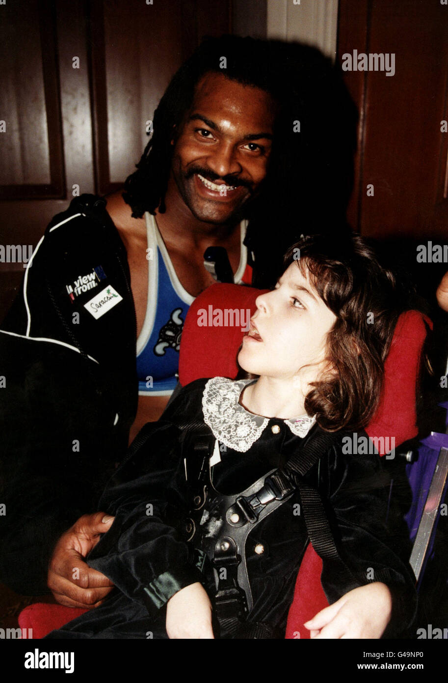 PA NEWS PHOTO 8/12/97  GLADIATOR 'SARACEN' POSES WITH A YOUNG PARTYGOER AT THE EVENT HOSTED BY CHANCELLOR GORDON BROWN AT NO.11 DOWNING STREET, LONDON IN AID OF THE CHARITY 'SCOPE' Stock Photo